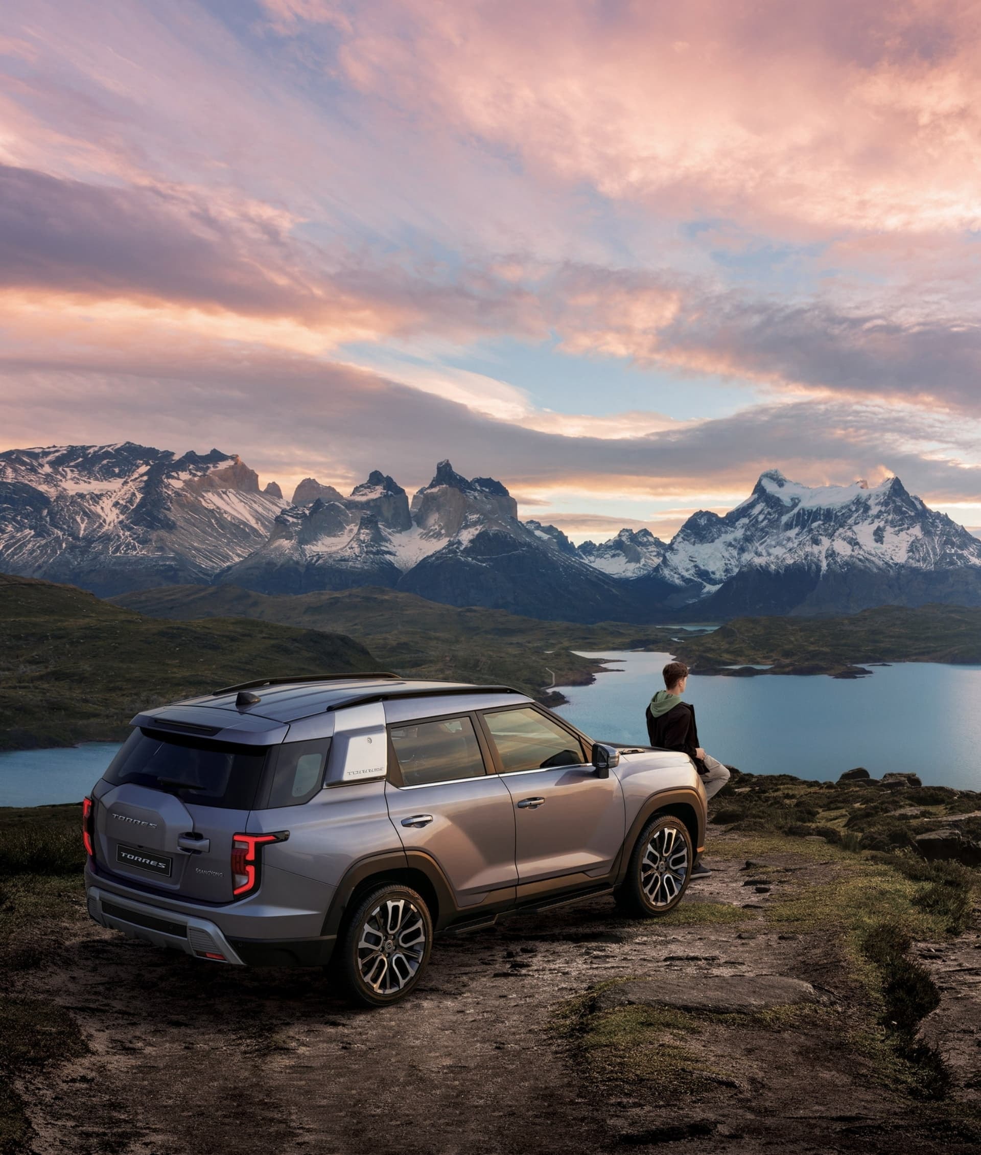 Vista trasera lateral del Torres destacando su diseño robusto y aventurero.