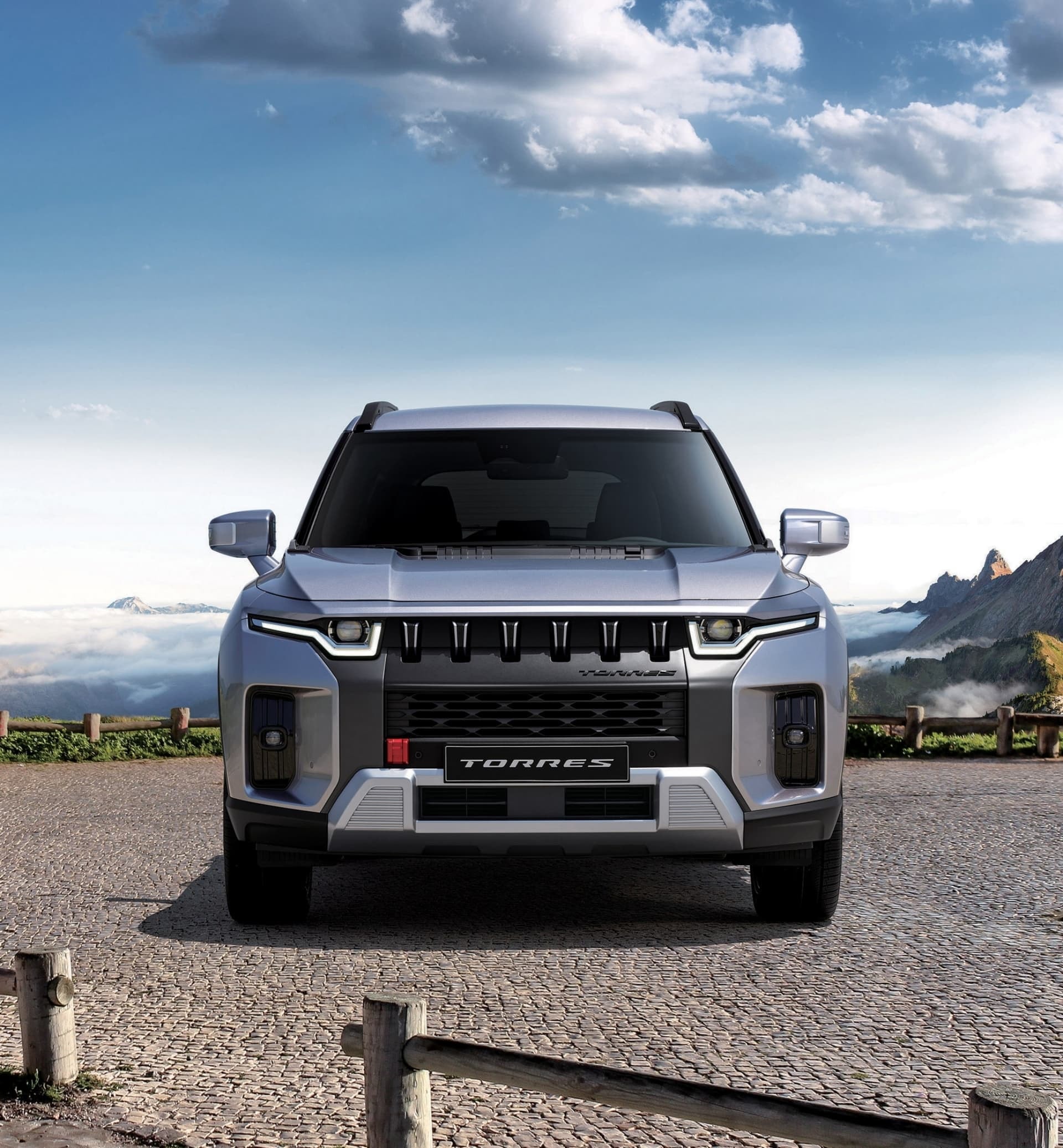 Vista frontal del SsangYong Torres mostrando un diseño audaz y contemporáneo.