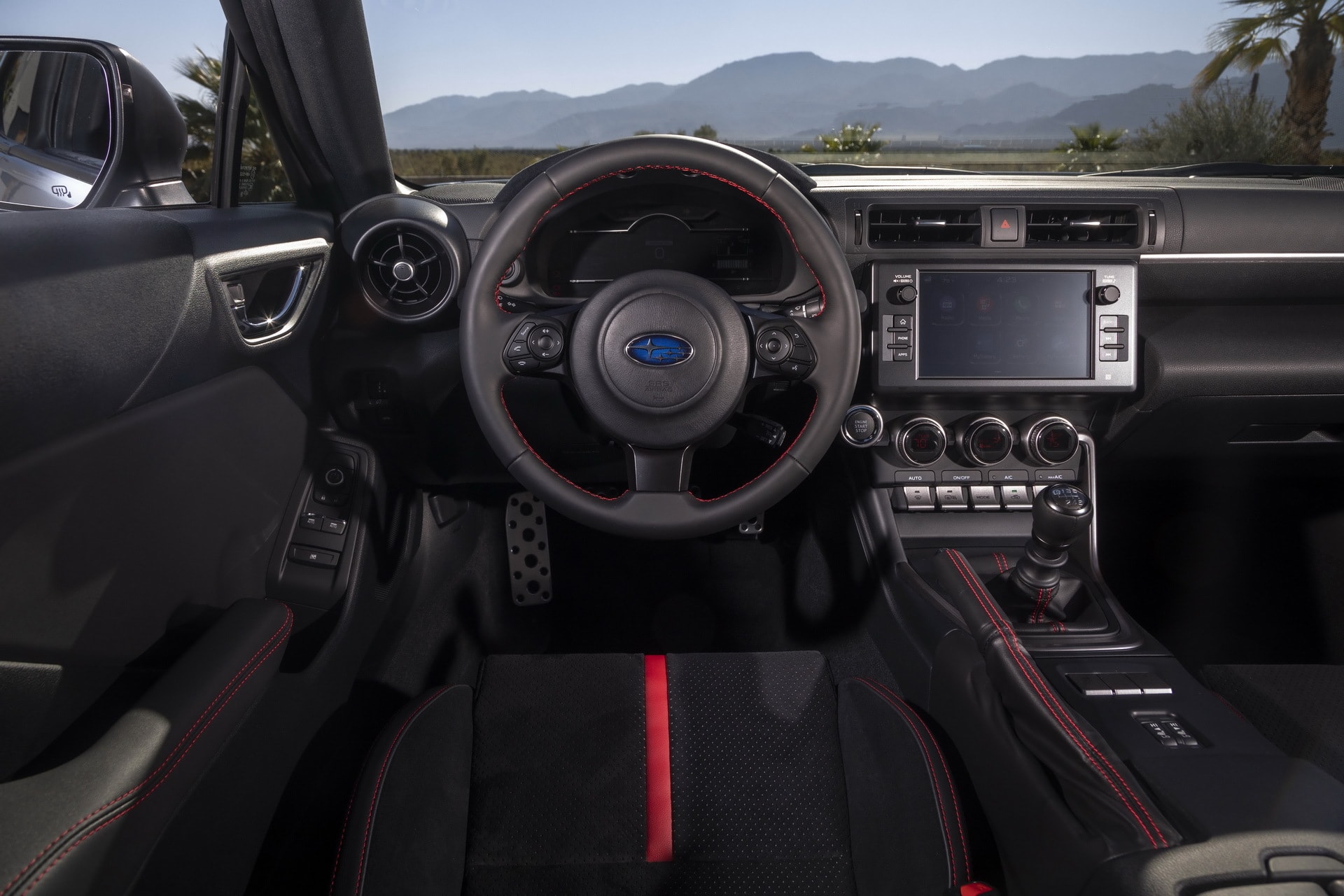 Cabina del Subaru BRZ con enfoque en el volante y panel de instrumentos.