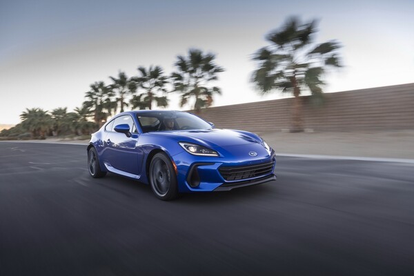 Subaru BRZ azul capturado en alta velocidad destacando su perfil aerodinámico.