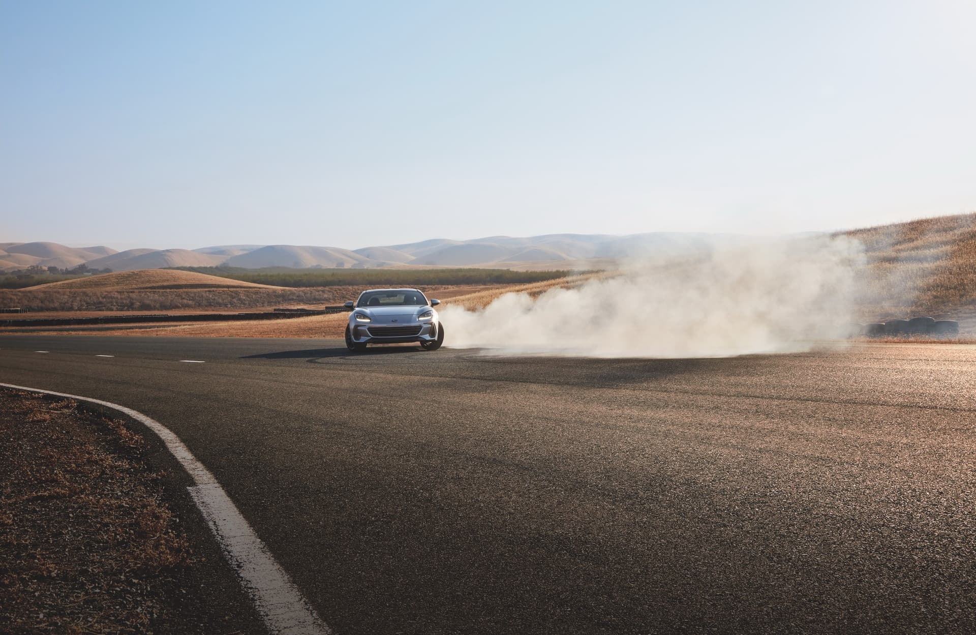Subaru BRZ demostrando capacidades de derrape en circuito