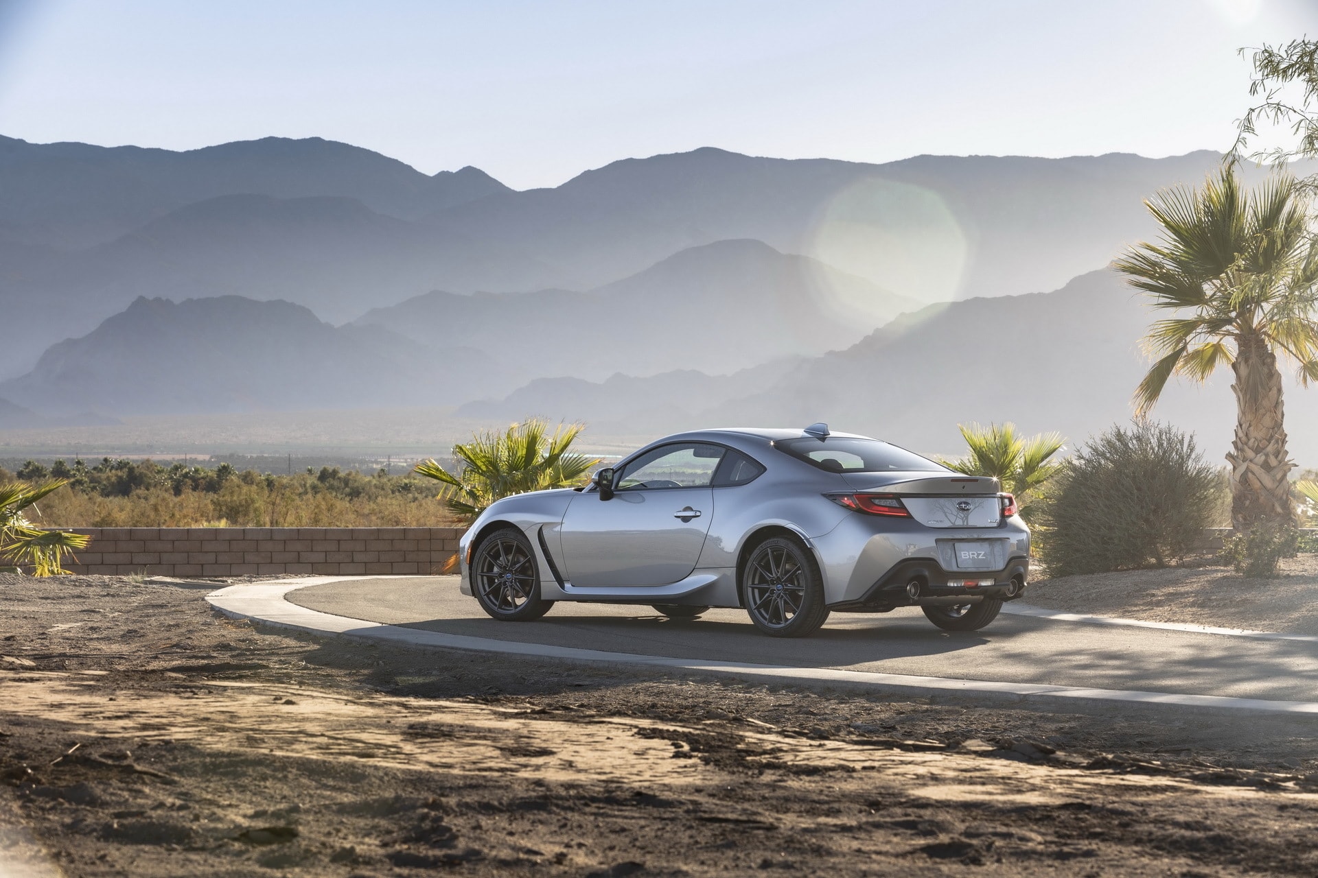Vista trasera lateral del Subaru BRZ en gris, enfocando la deportividad y la elegancia.