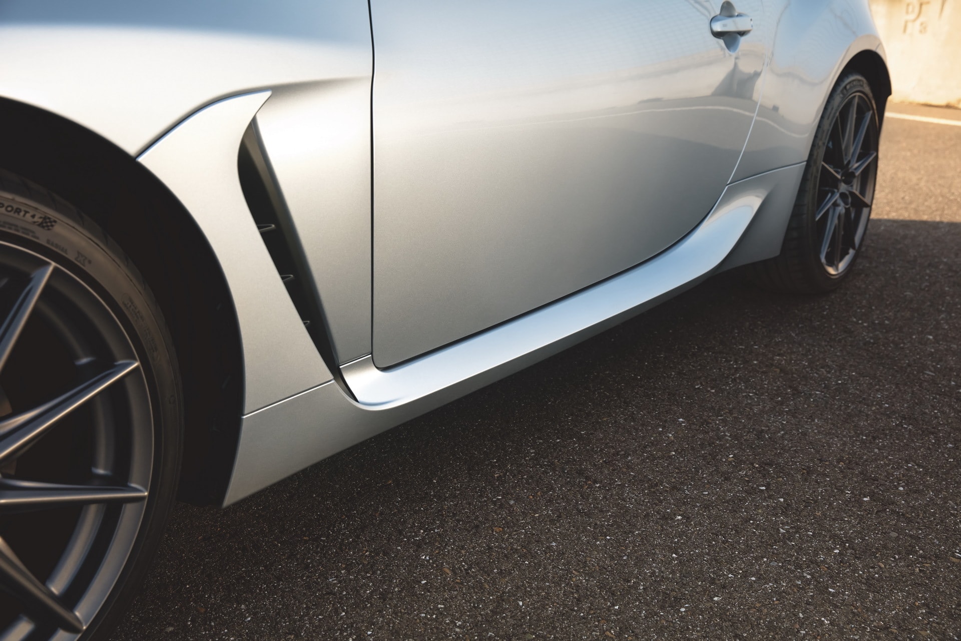 Vista lateral que realza la musculatura y el diseño del Subaru BRZ