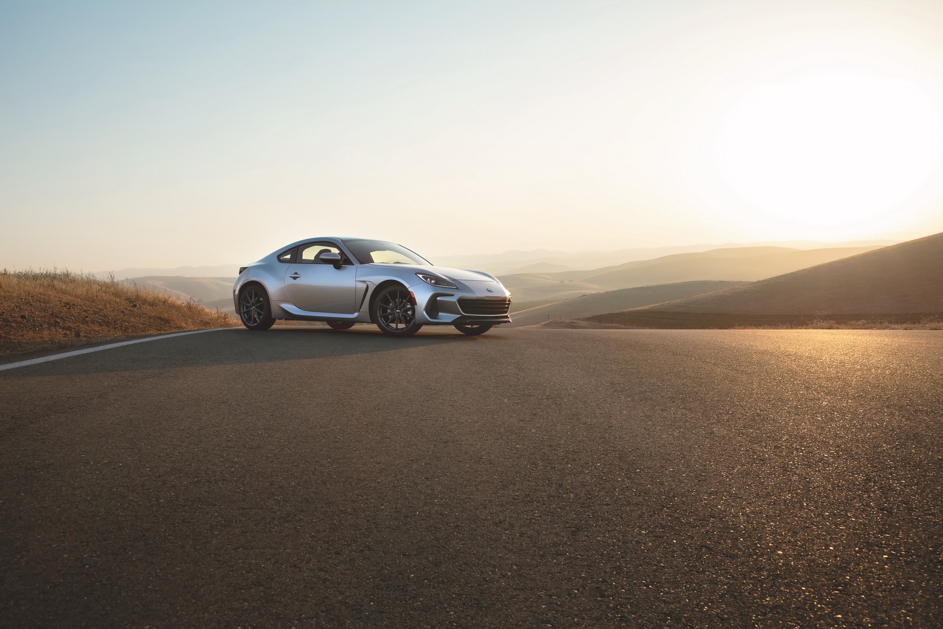Subaru BRZ capturado en un atardecer sobre asfalto