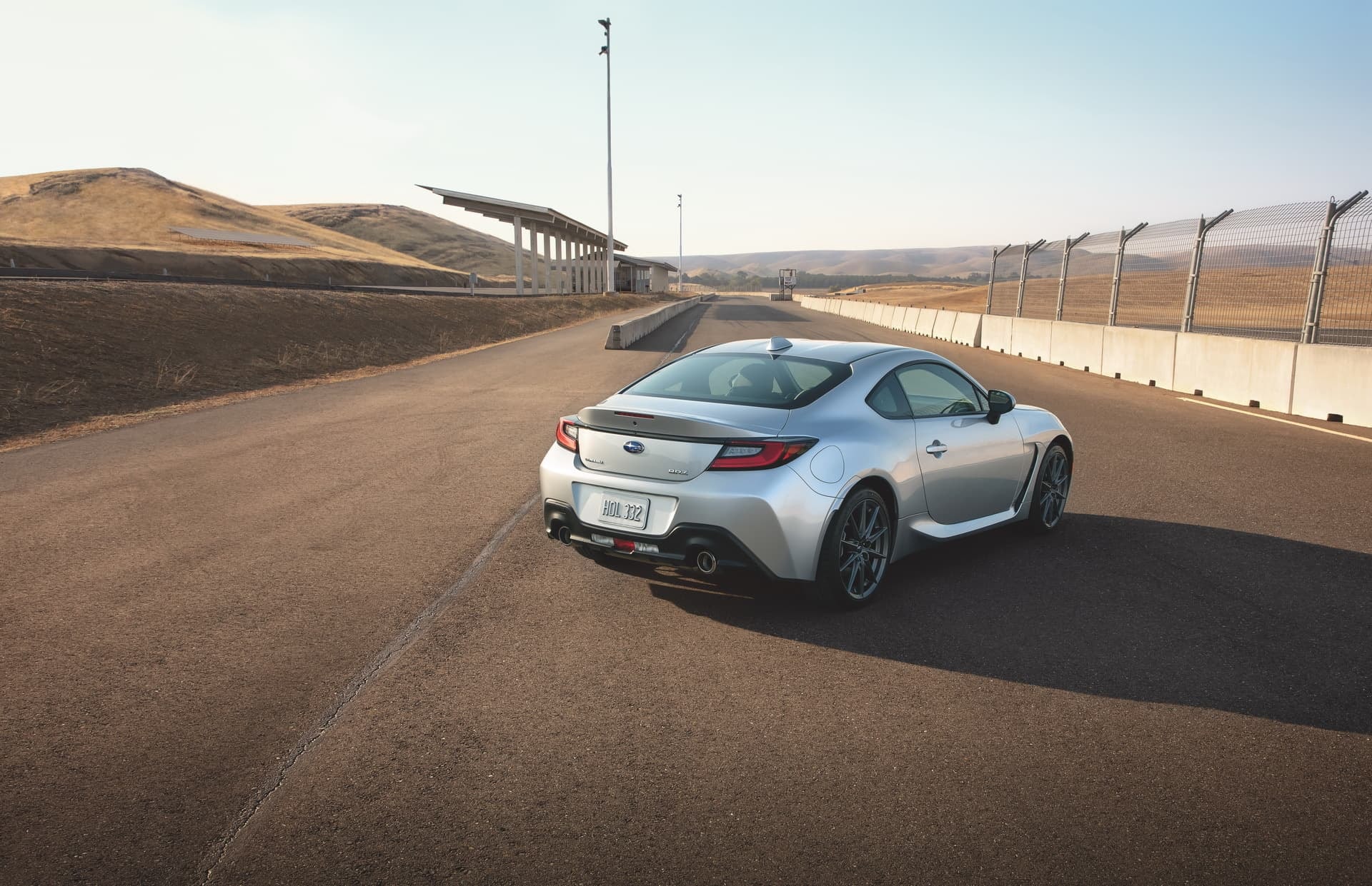 Vista trasera del Subaru BRZ en pista, ilustrando su parte trasera y alerón.