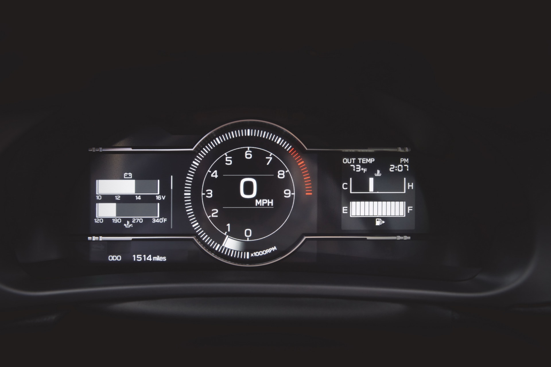 Detalle del tacómetro digital, elemento central en la pantalla de instrumentos.