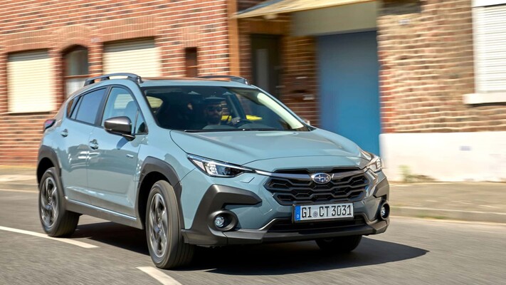 Vista lateral del Subaru Crosstrek, ideal para aventuras al aire libre. Vista lateral del Subaru Crosstrek, ideal para aventuras al aire libre.