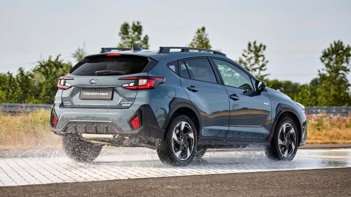 Vista trasera del Subaru Crosstrek 2023, mostrando su diseño robusto y detalles estéticos. Vista trasera del Subaru Crosstrek 2023, mostrando su diseño robusto y detalles estéticos.