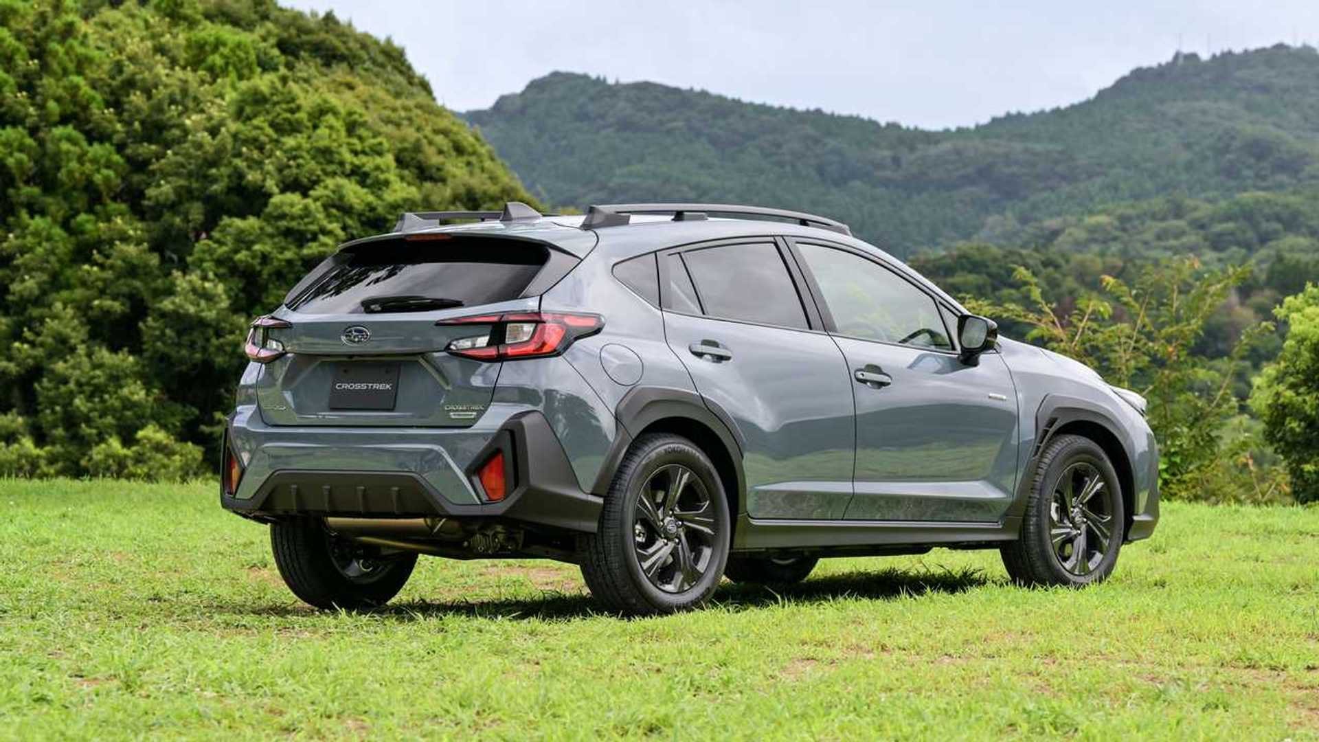 Subaru Crosstrek en color gris, capturado desde un ángulo que muestra la parte trasera y lateral.