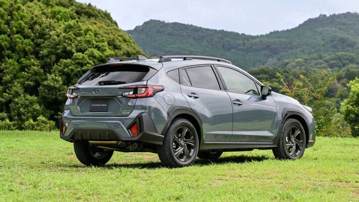 Subaru Crosstrek en color gris, capturado desde un ángulo que muestra la parte trasera y lateral. Subaru Crosstrek en color gris, capturado desde un ángulo que muestra la parte trasera y lateral.