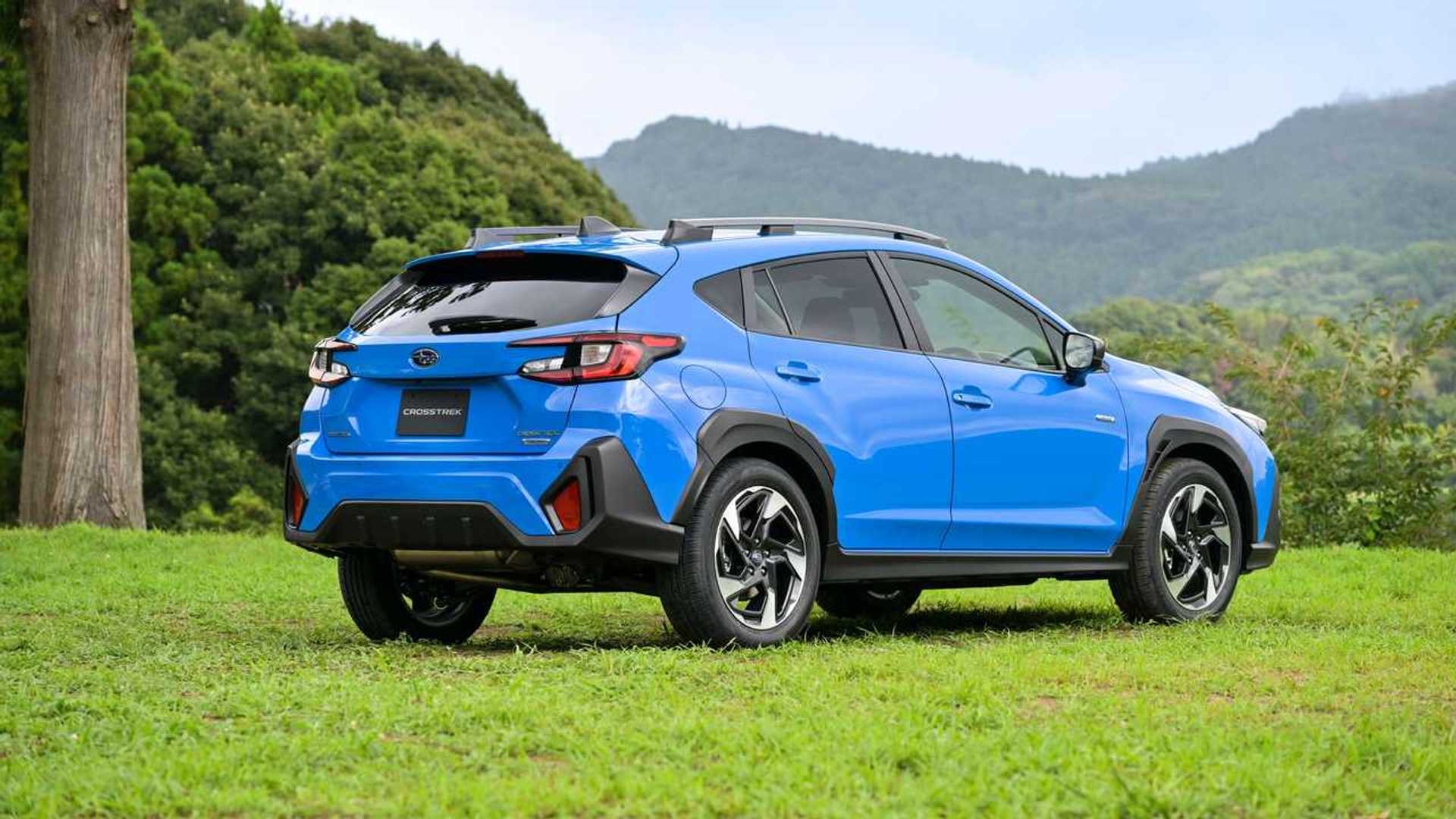 Imagen del Subaru Crosstrek mostrando su perfil trasero y lateral en un entorno verde.