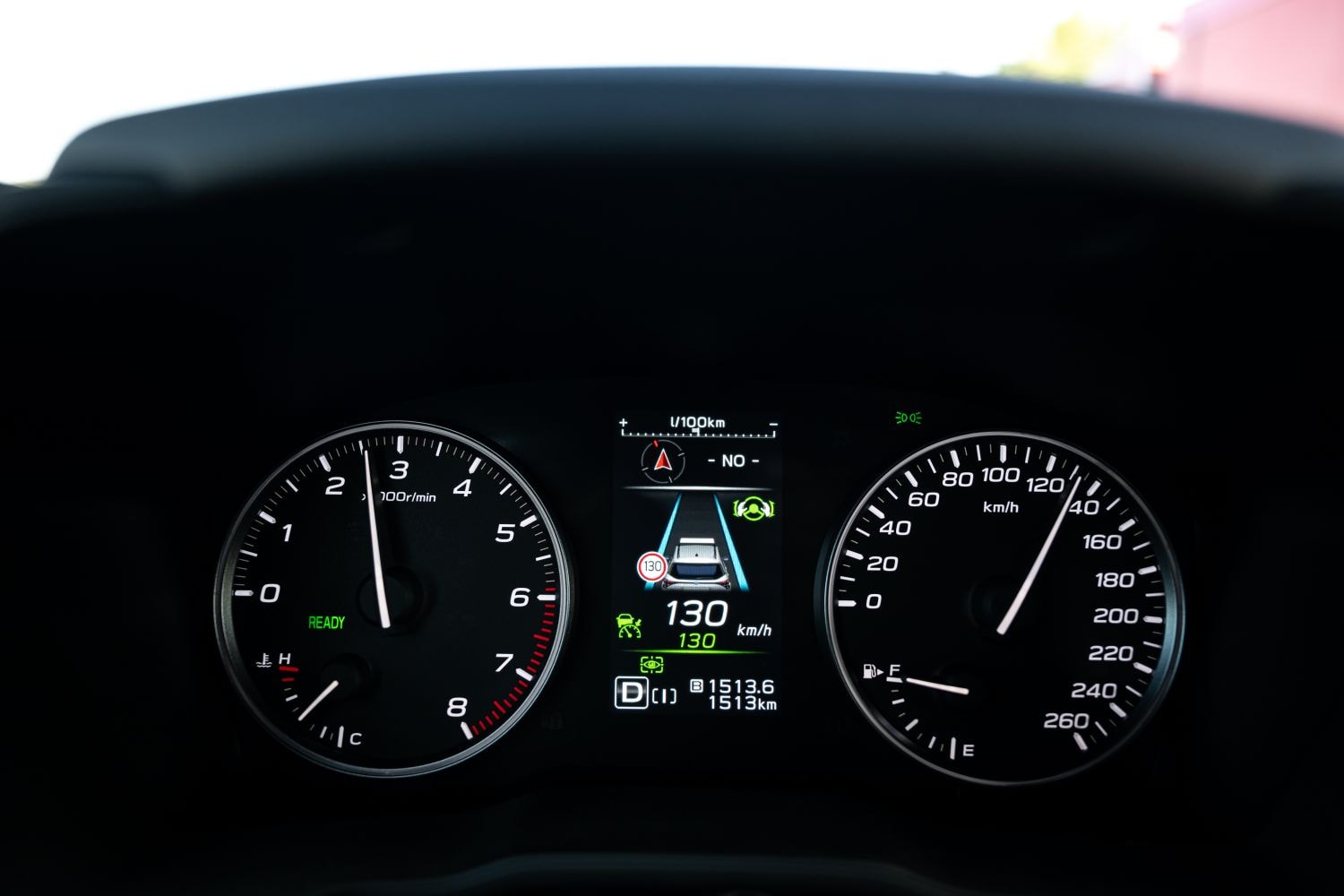 Cuadro de instrumentos mostrando velocidad y detalles clave de conducción.
