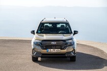 Vista trasera del Forester, resaltando su diseño moderno y deportivo Vista trasera del Forester, resaltando su diseño moderno y deportivo