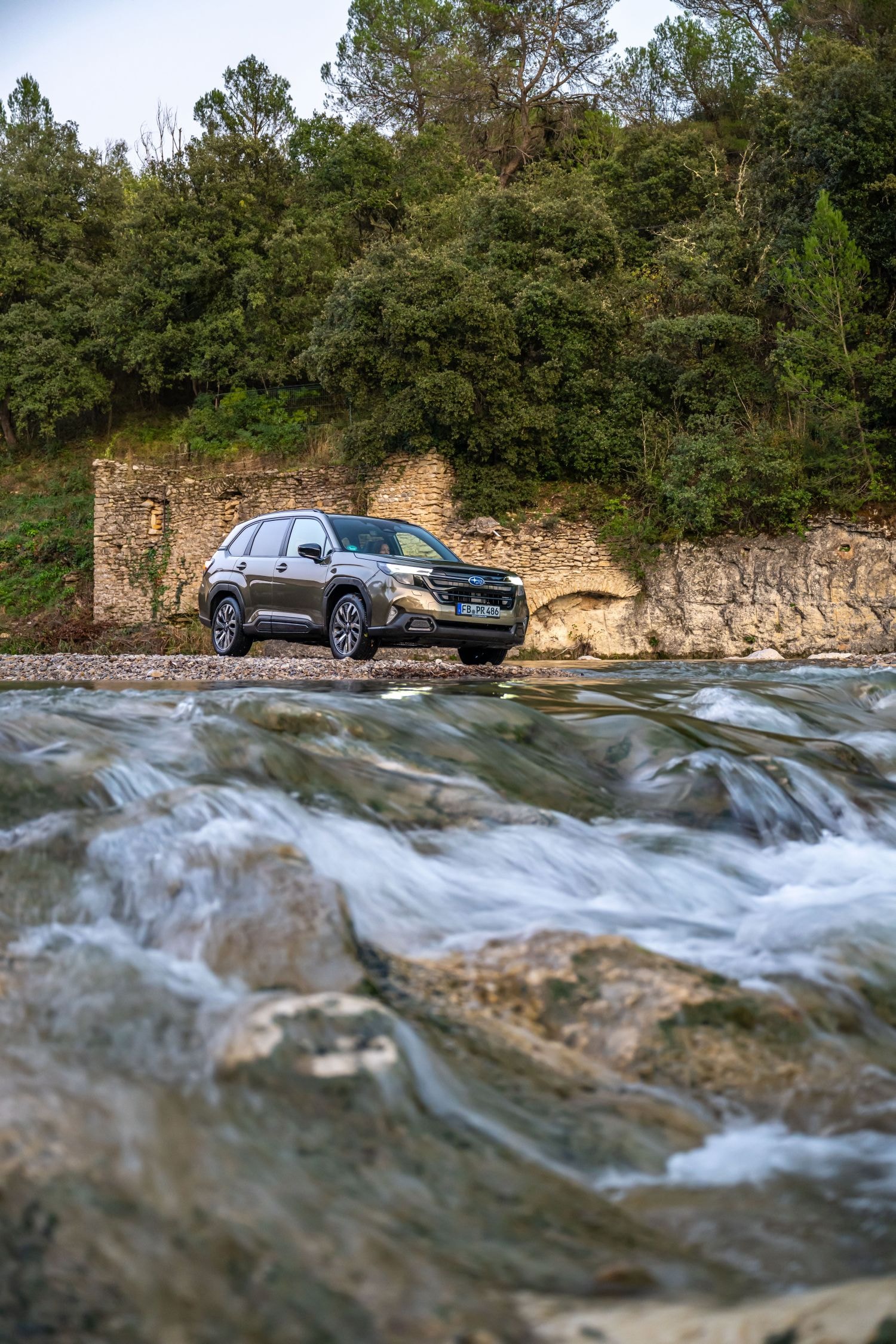 Subaru Forester estacionado en un mirador, mostrando su elegancia y funcionalidad.