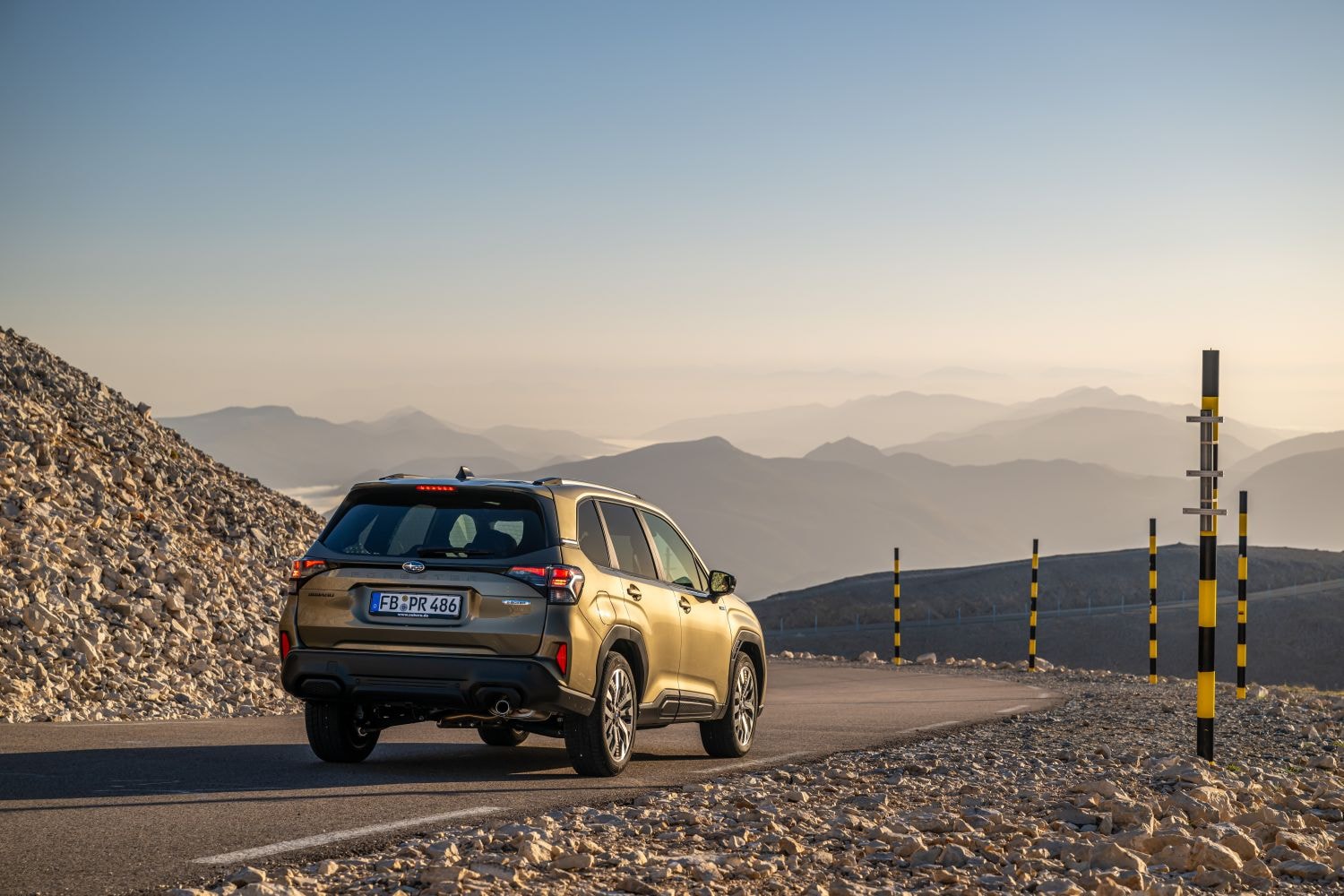 Subaru Forester en movimiento, destacando su elegancia y potencia.