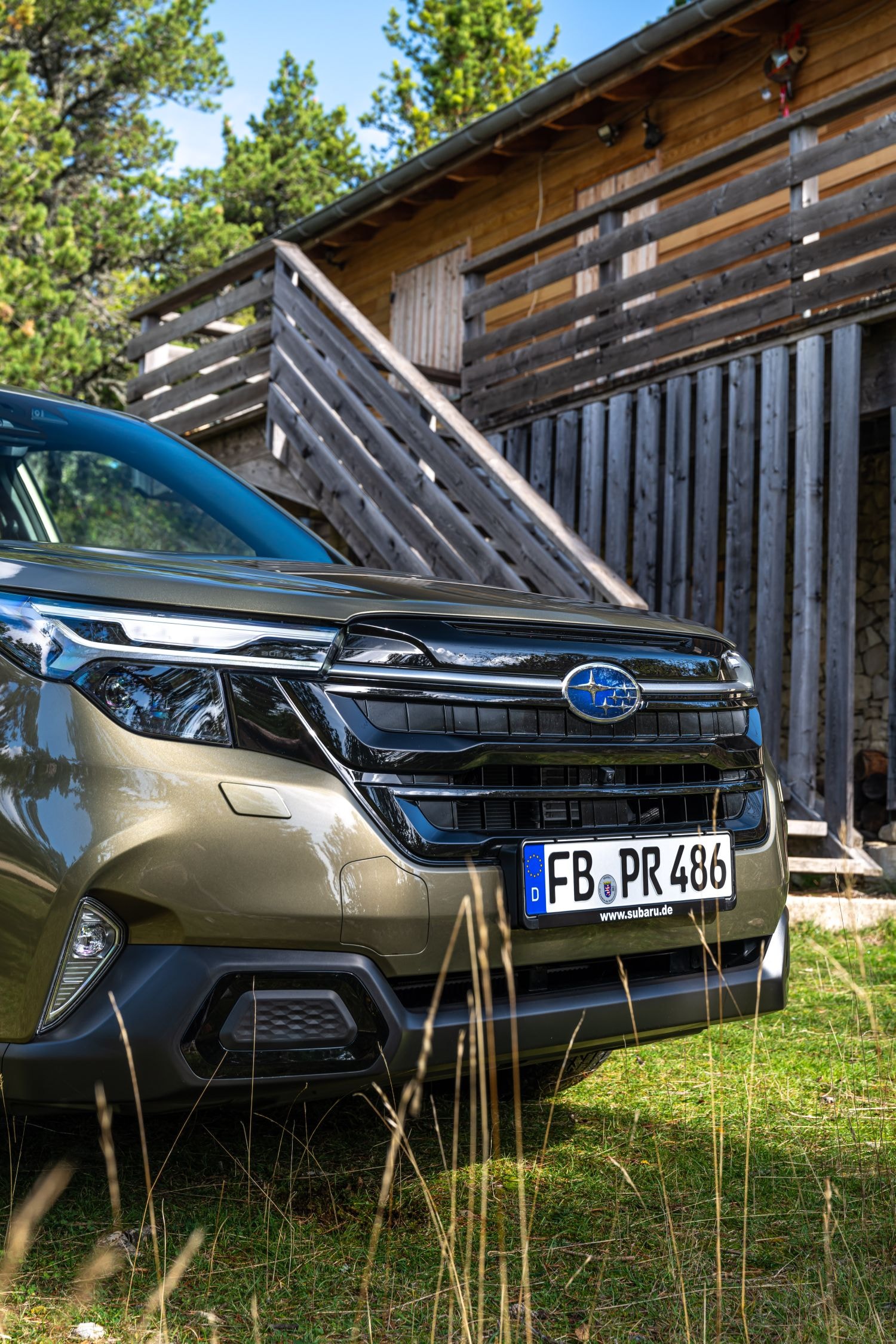 Subaru Forester en acción, demostrando su capacidad en terrenos difíciles.