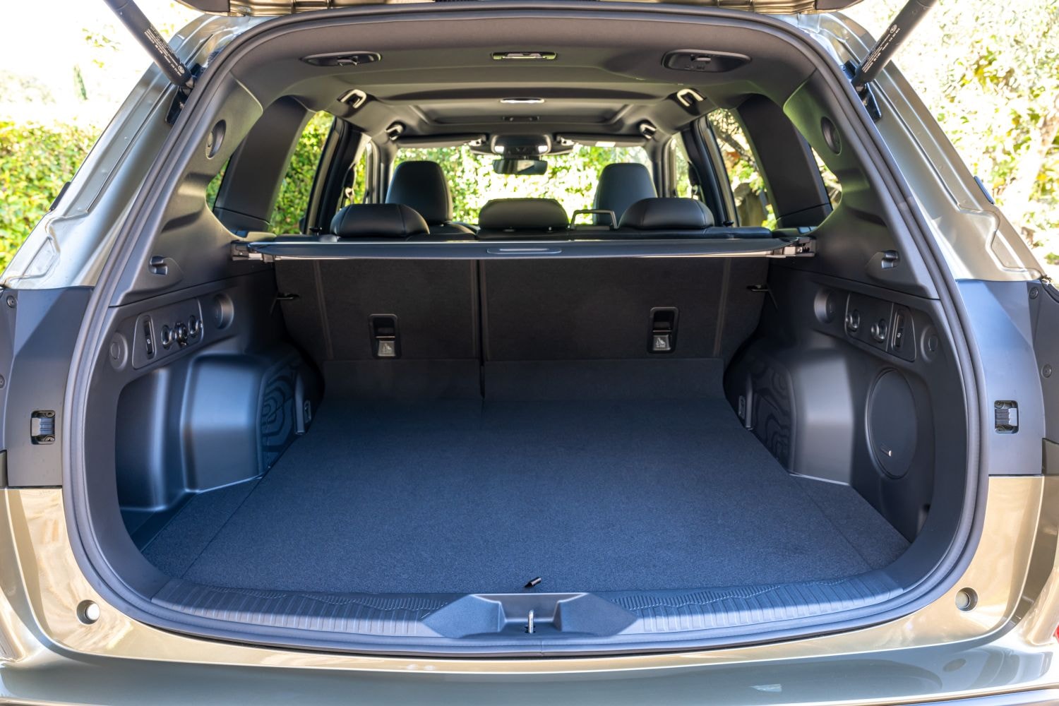 Vista lateral del Subaru Forester, mostrando su robustez y diseño moderno.