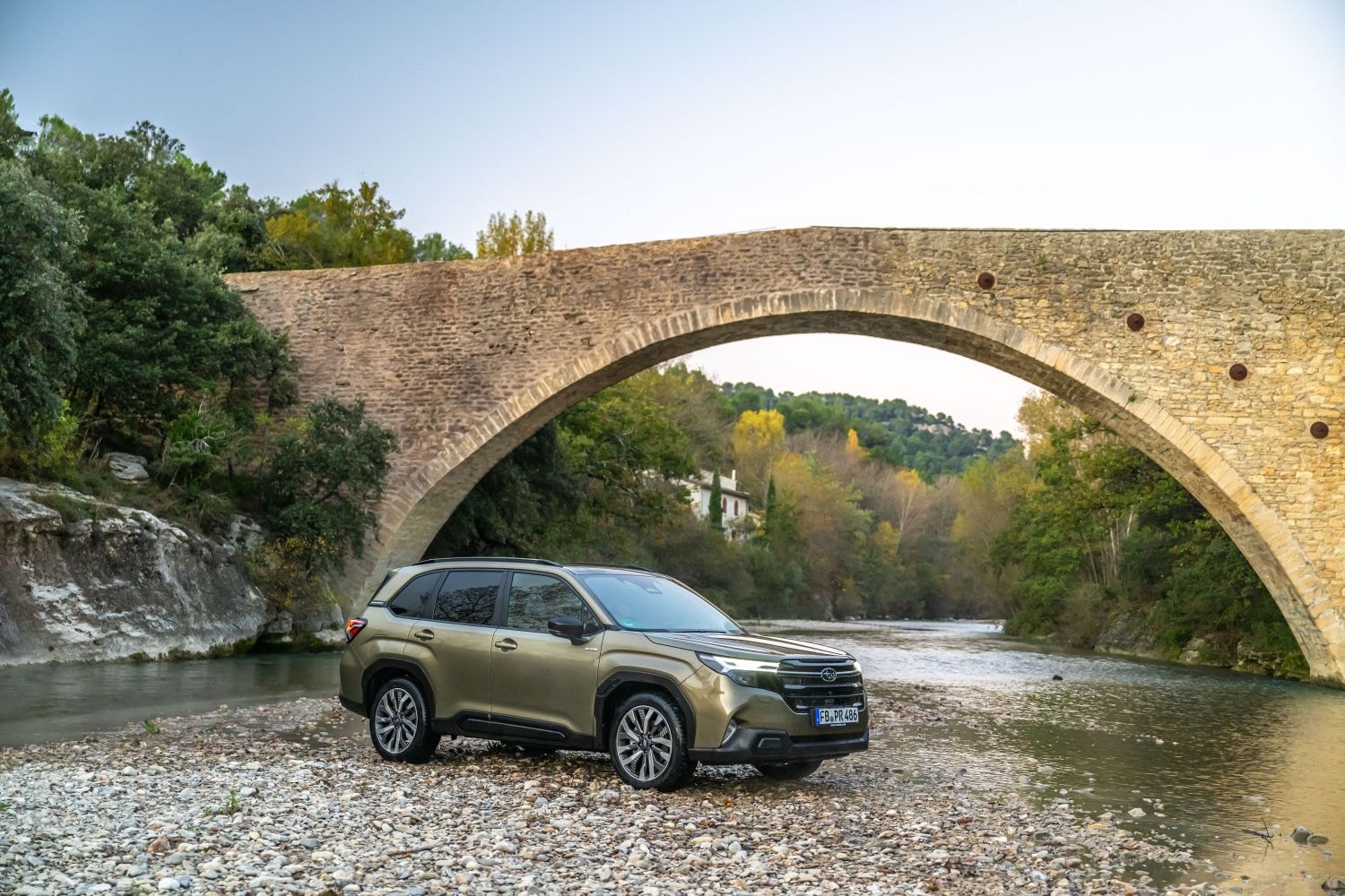 Subaru Forester al borde de un río, destacando su capacidad para aventuras todoterreno.