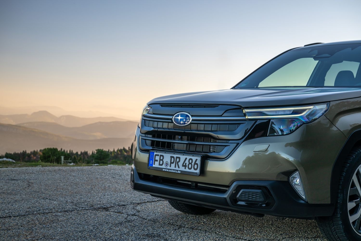 Apertura del maletero del Subaru Forester, mostrando su amplio espacio de carga.