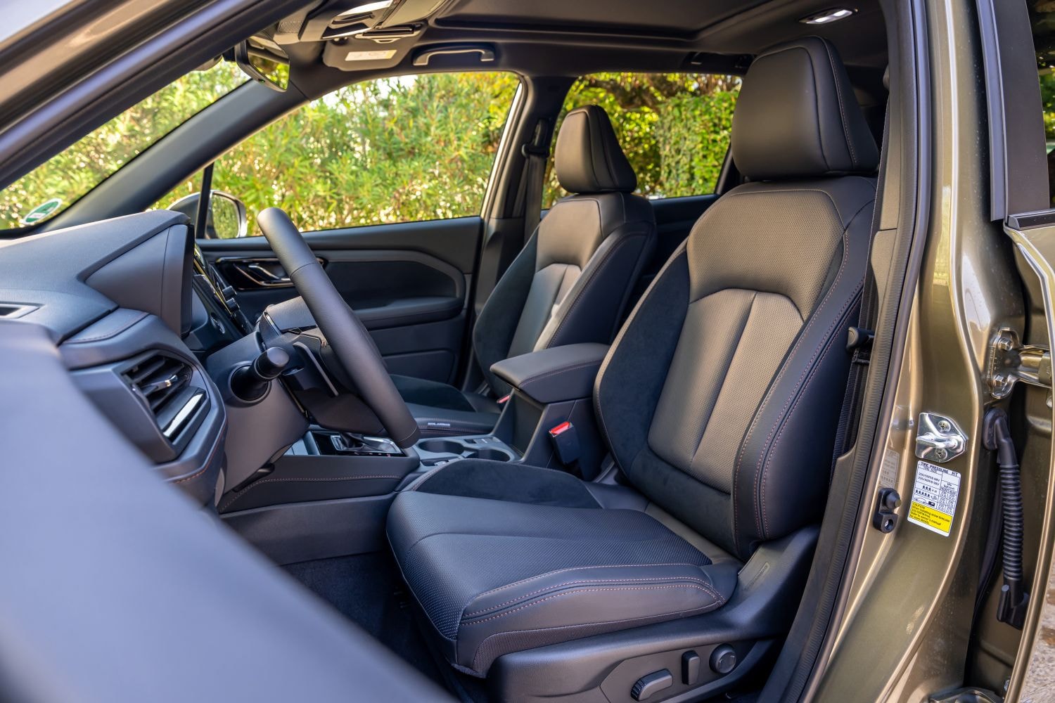 Subaru Forester en un entorno natural junto al río, ideal para escapadas al aire libre.