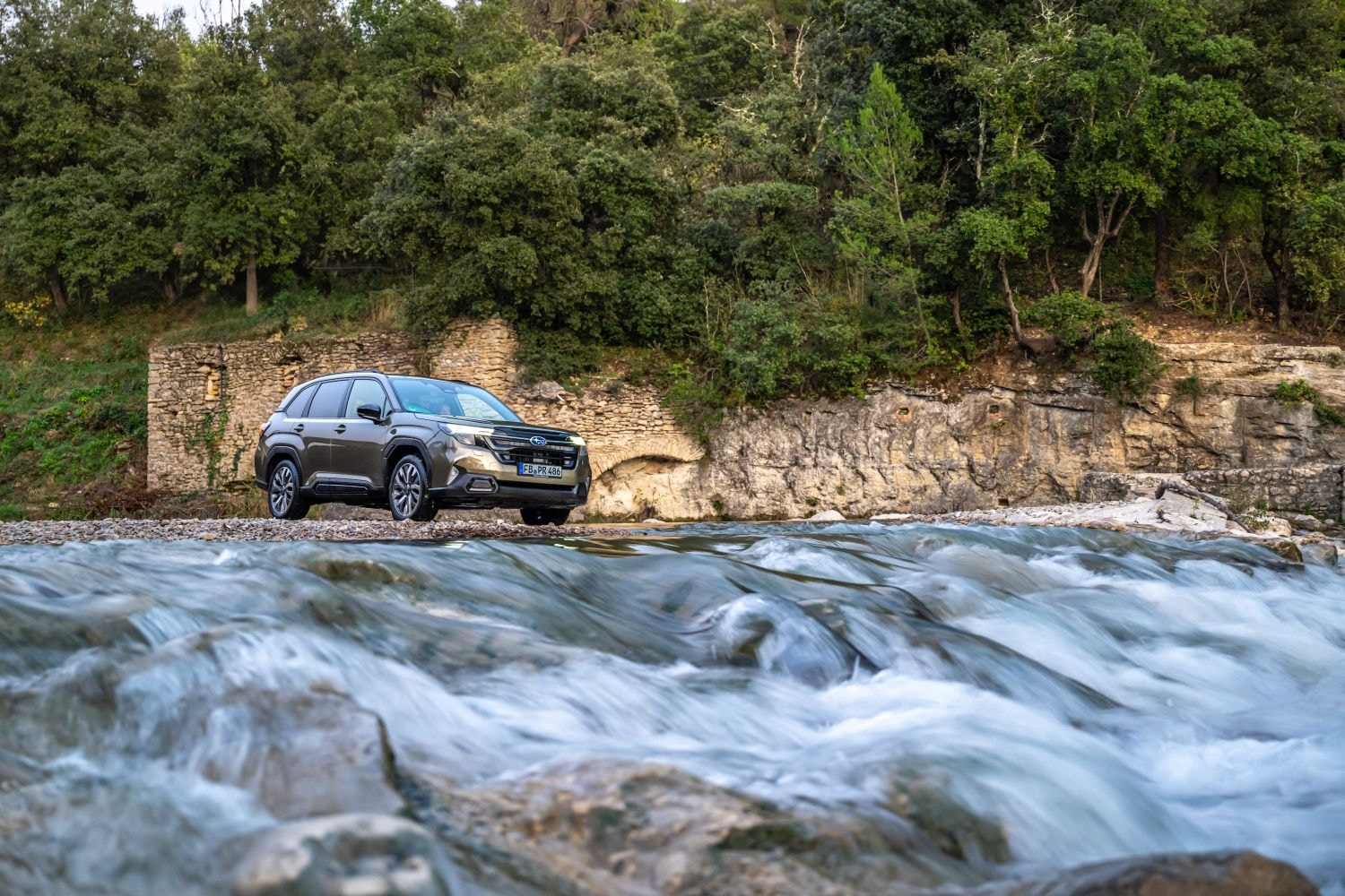 Vista trasera y lateral del Subaru Forester, mostrando su robustez y diseño moderno.