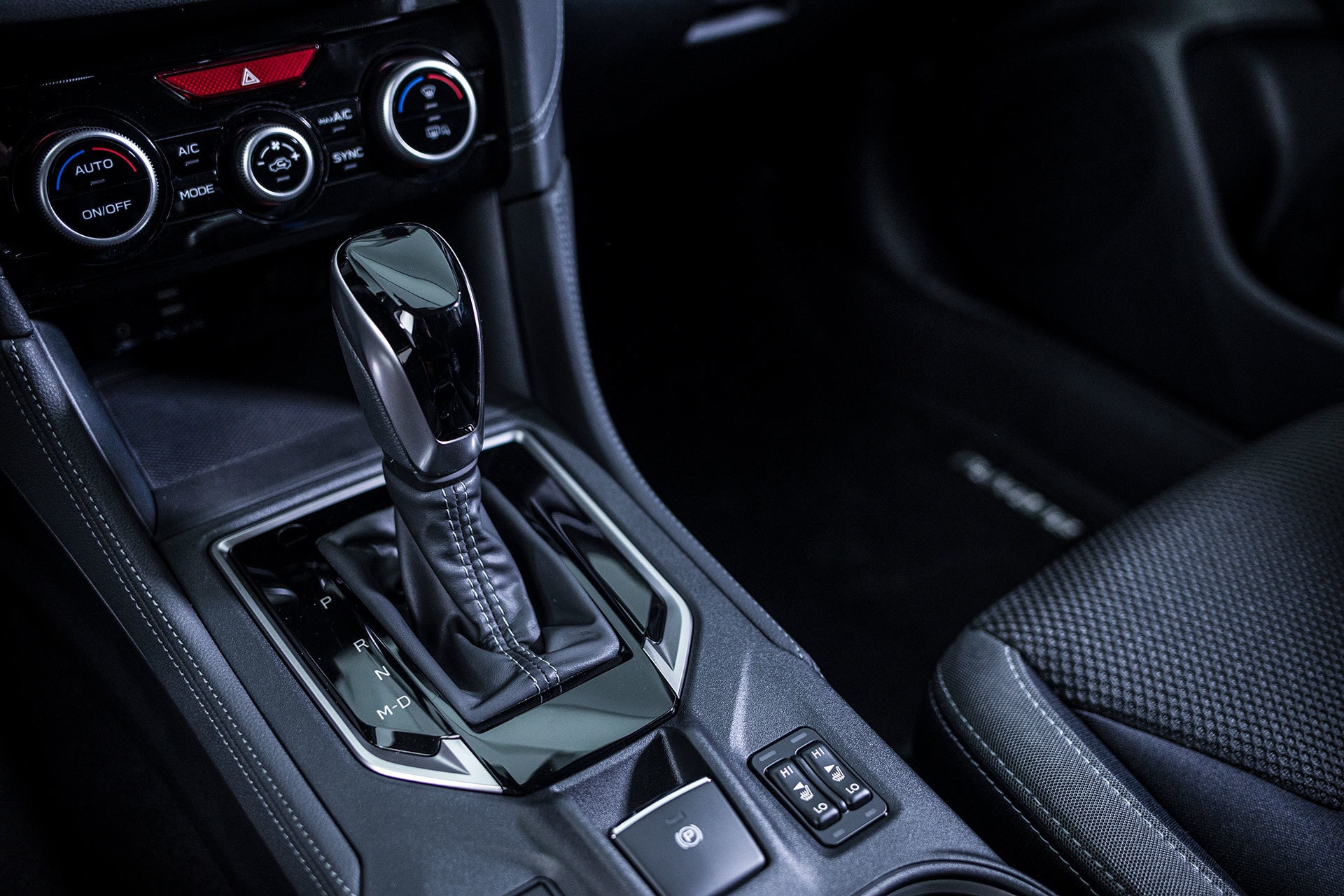 Meticuloso diseño de la consola central con cambio automático