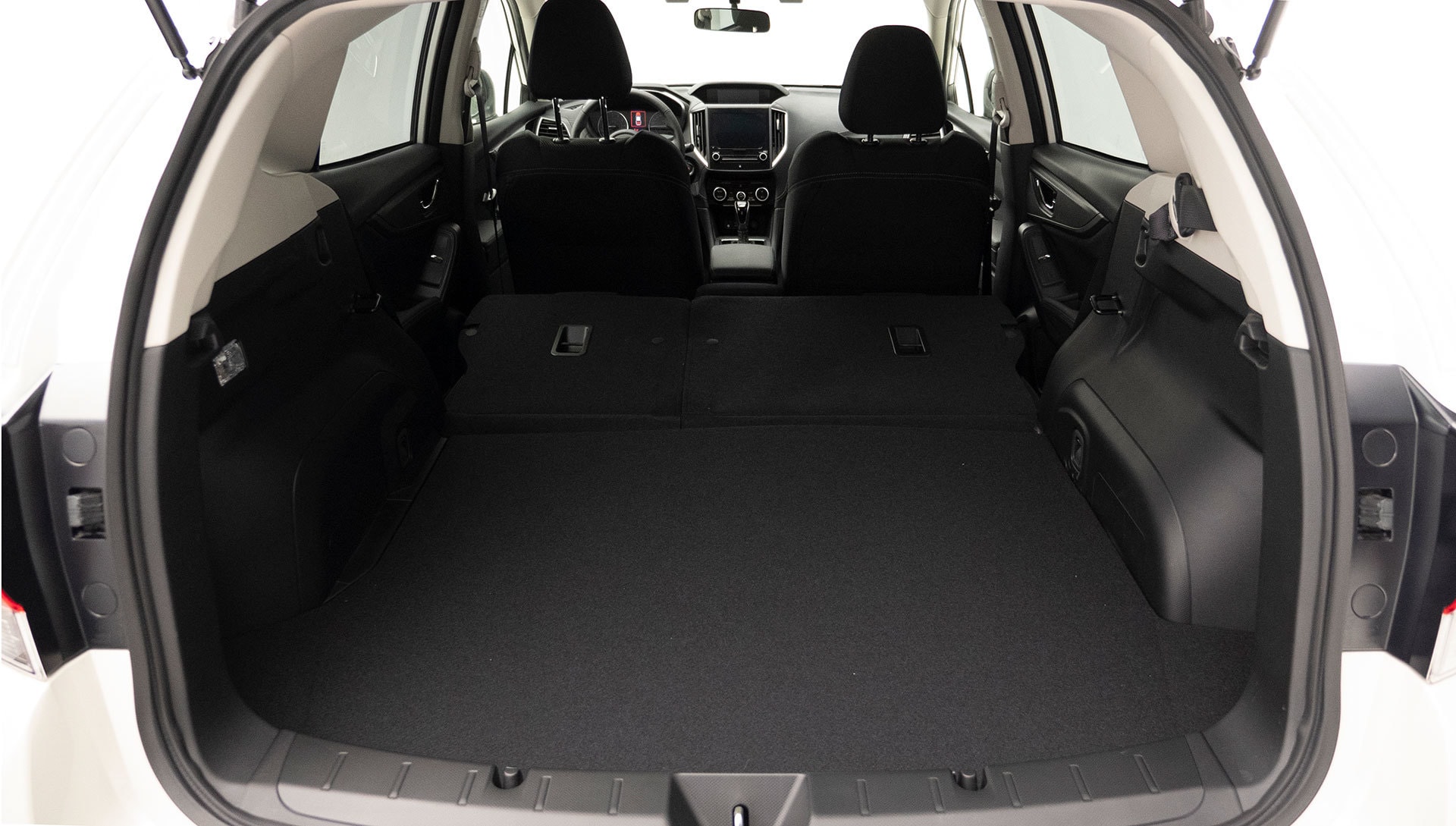 Amplio maletero con asientos abatibles para mayor capacidad