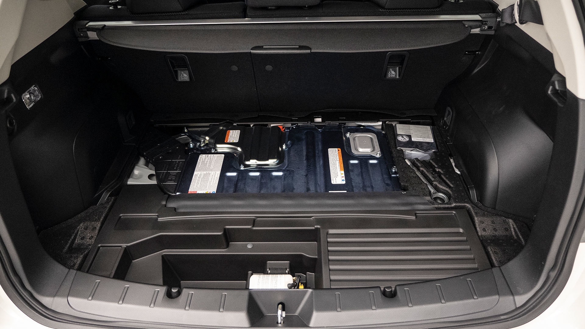 Espacio de maletero del Subaru Impreza híbrido con vista a la batería.