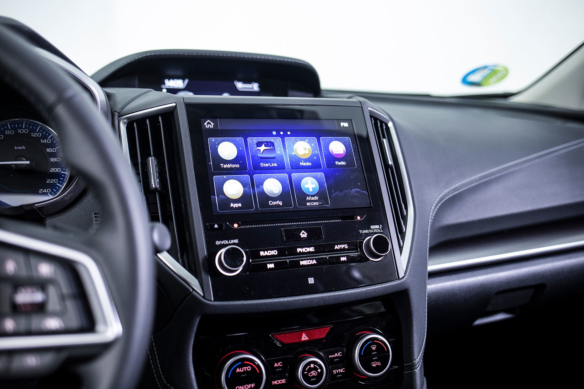 Pantalla táctil central del sistema de infoentretenimiento del Subaru Impreza híbrido.