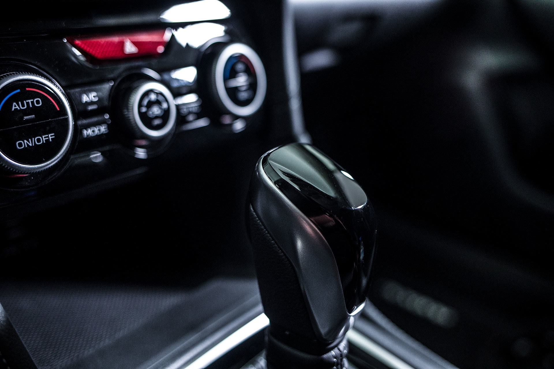 Detalle del selector de marchas del Subaru Impreza híbrido.