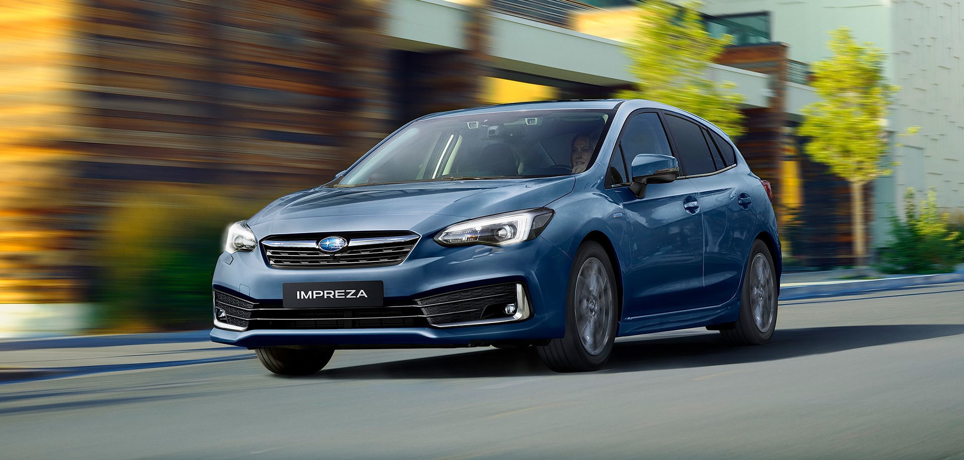 Impreza azul destacando en entorno urbano con su diseño elegante.