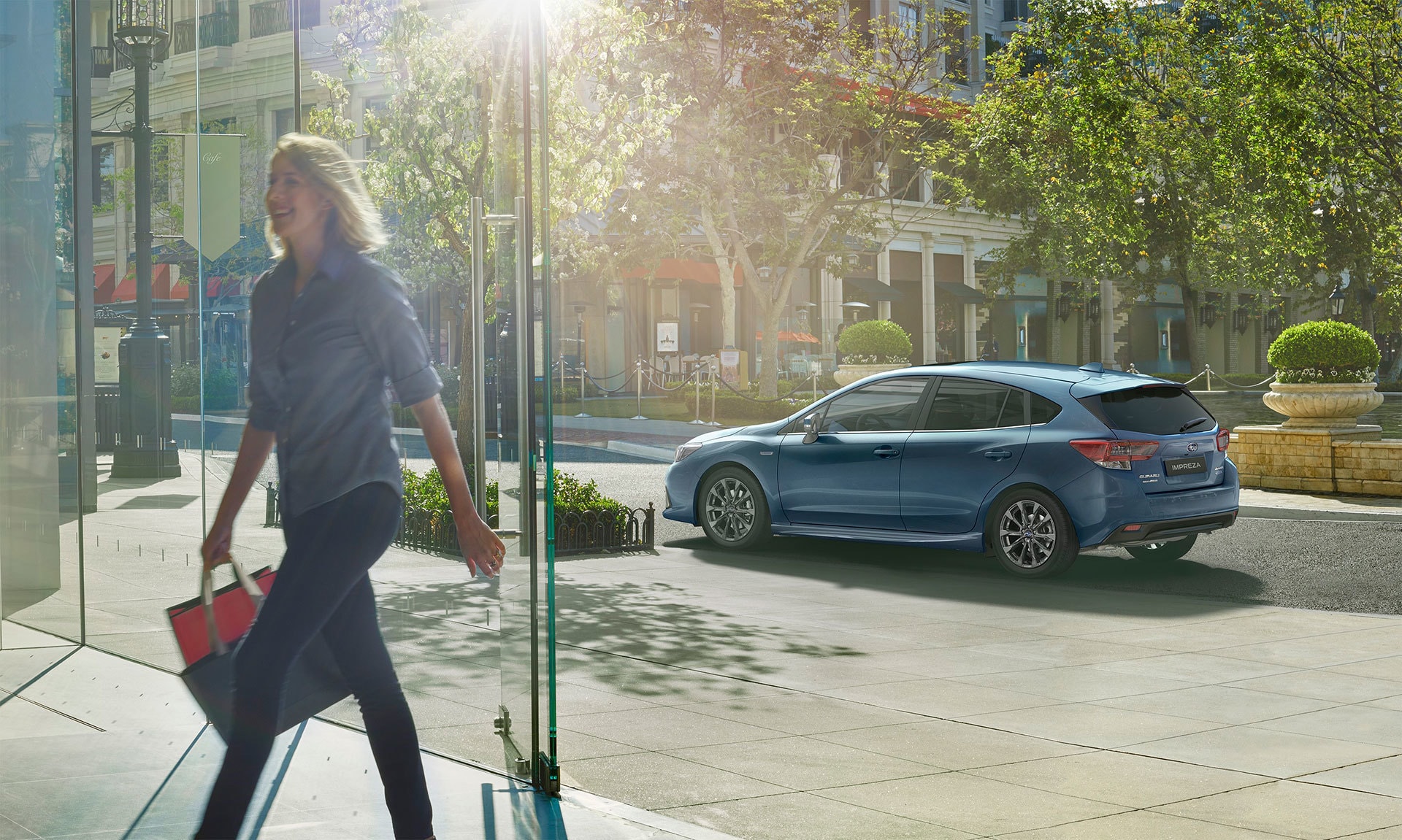 Elegancia y funcionalidad se fusionan en este Impreza azul en contexto urbano.