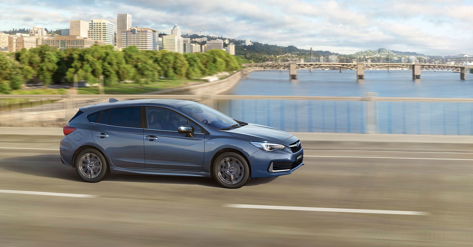 Perfil del Impreza híbrido con vistas fluviales al fondo.