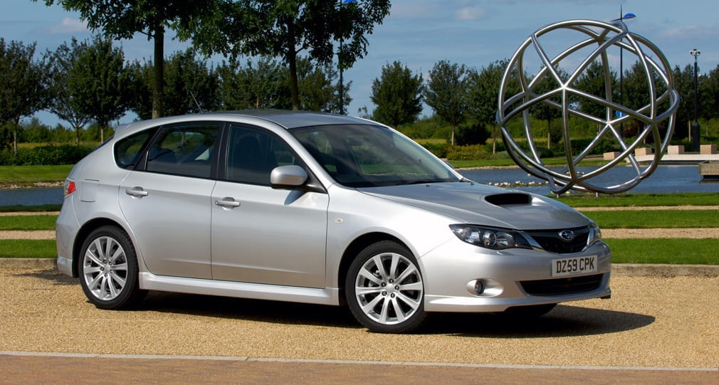 Subaru Impreza híbrido en un entorno con arte moderno, vista lateral.