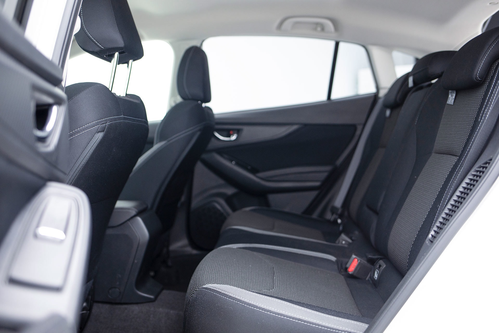 Asientos delanteros, destacando su confort y diseño ergonómico.