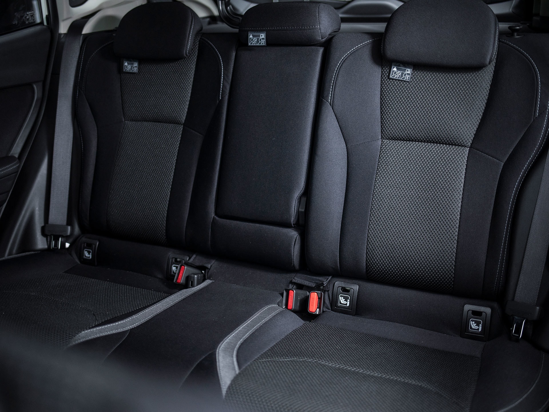 Asientos traseros enfatizando espacio y comodidad.