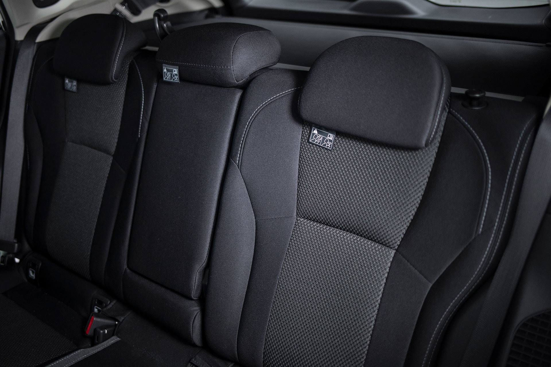 Detalles de los asientos traseros, textiles y acabados.