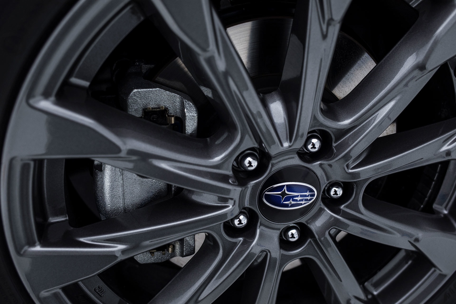 Rueda del vehículo mostrando diseño de rin y freno de disco.