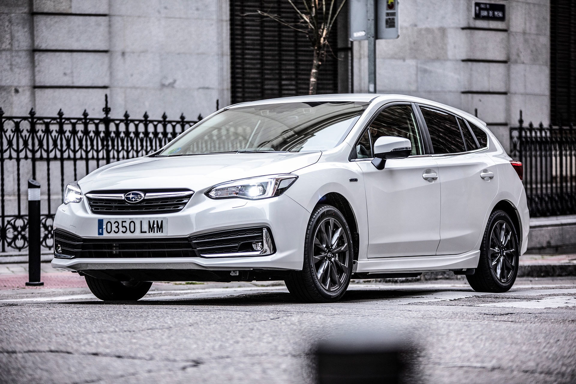 Vista dinámica frontal y lateral de un Subaru Impreza híbrido.