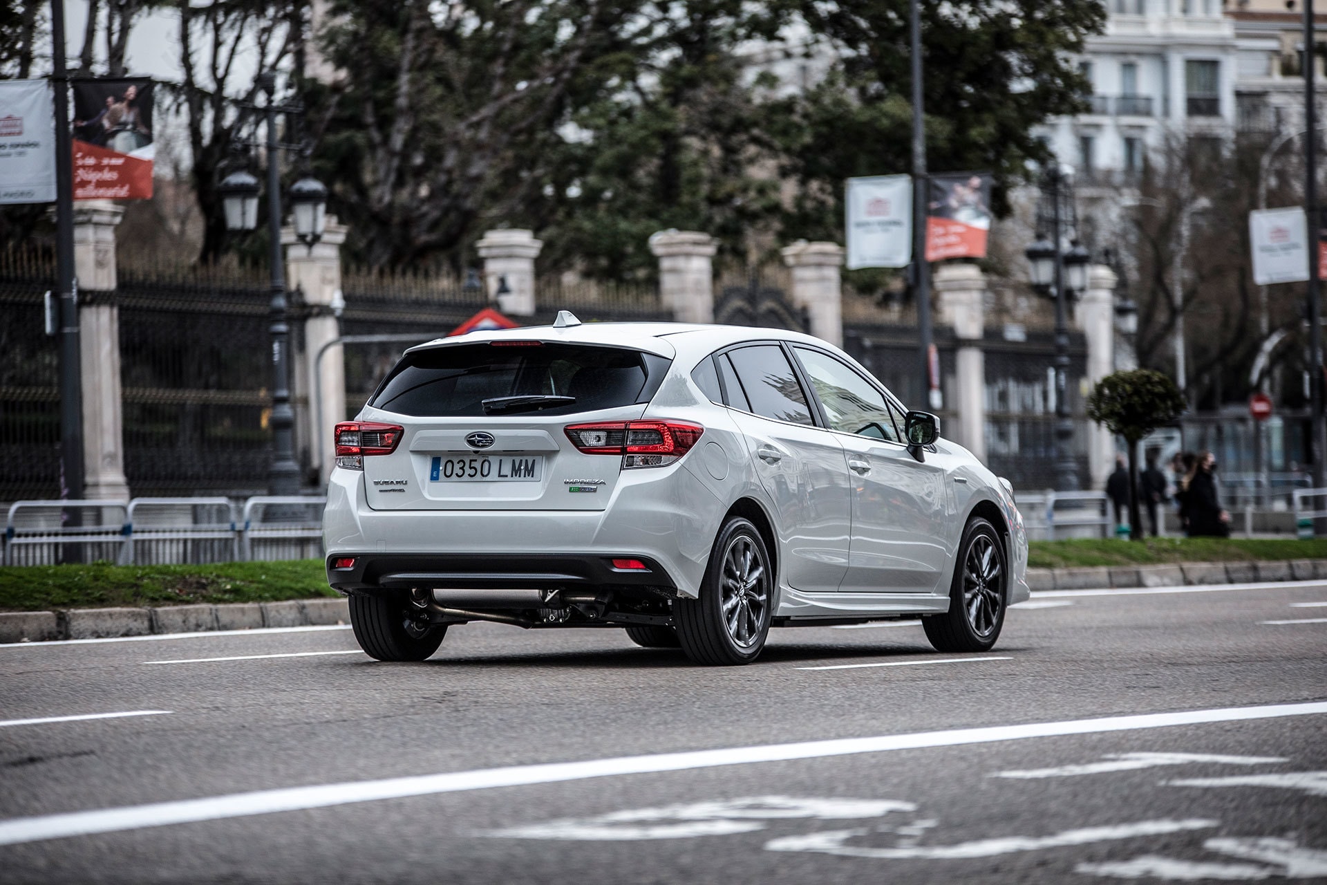 Vista trasera y lateral del Subaru Impreza híbrido en movimiento.