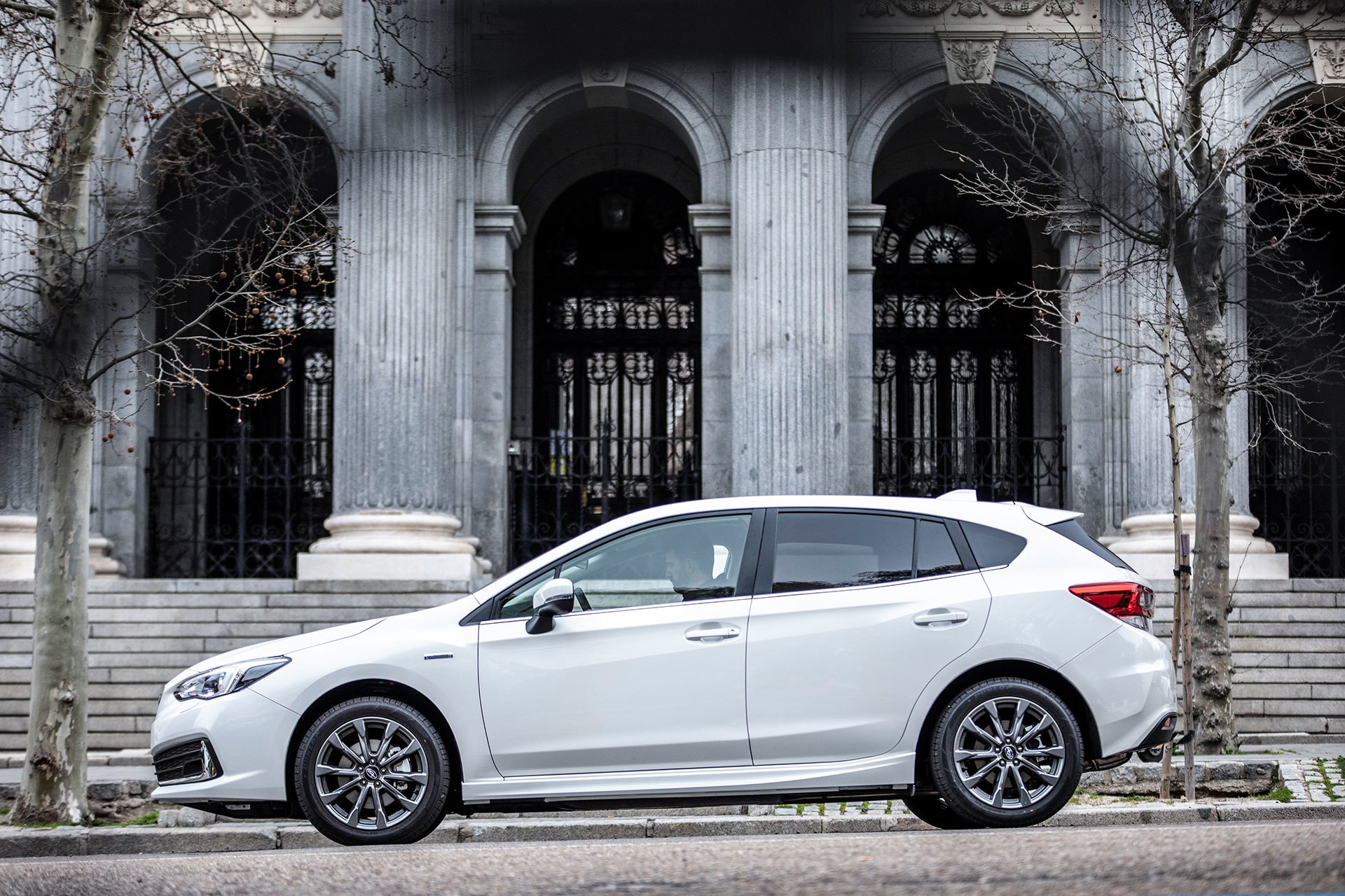 Perfil del Subaru Impreza híbrido frente a una arquitectura clásica.
