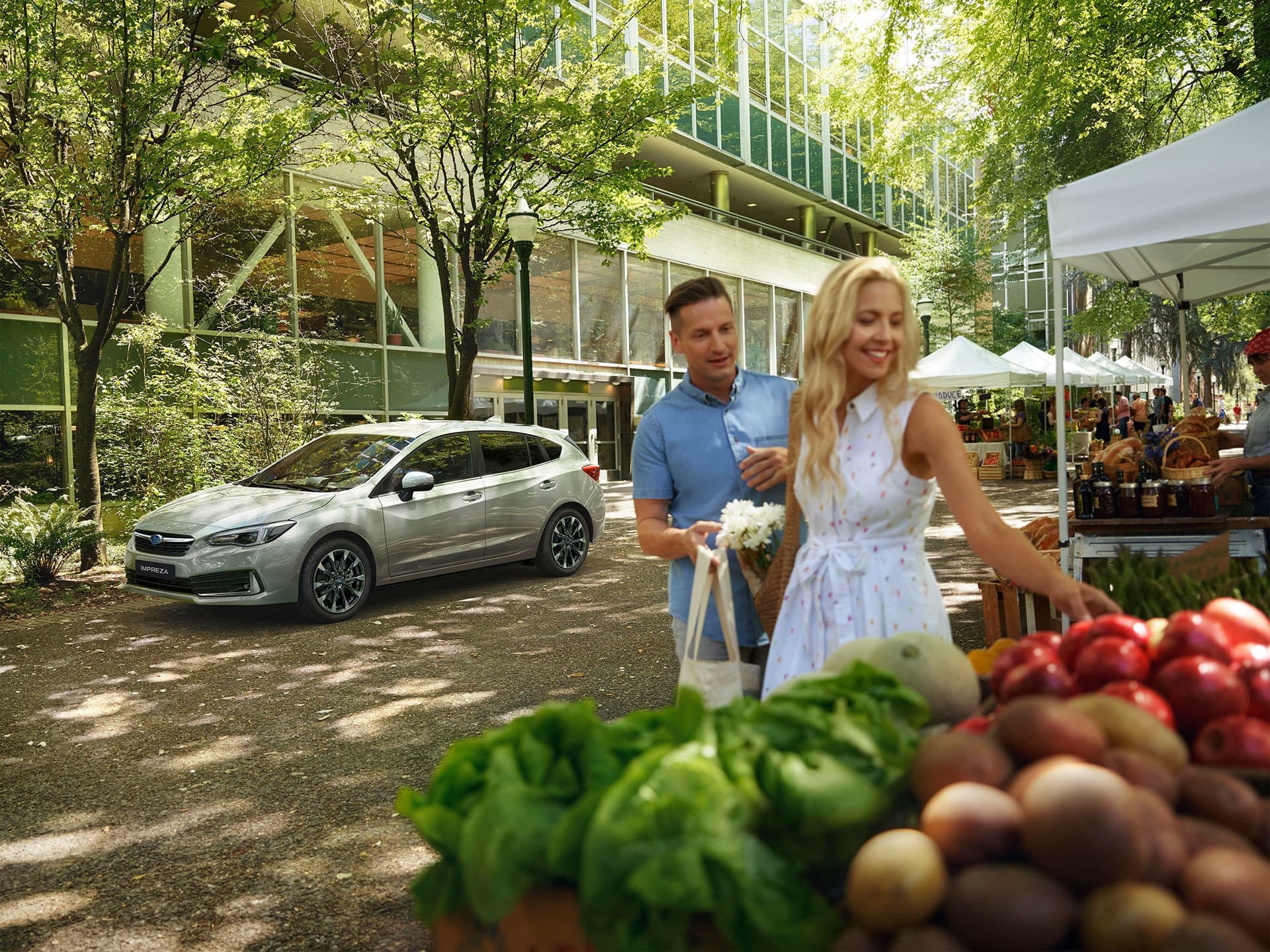 Impreza gris en escenario cotidiano, perfecto para la vida urbana.