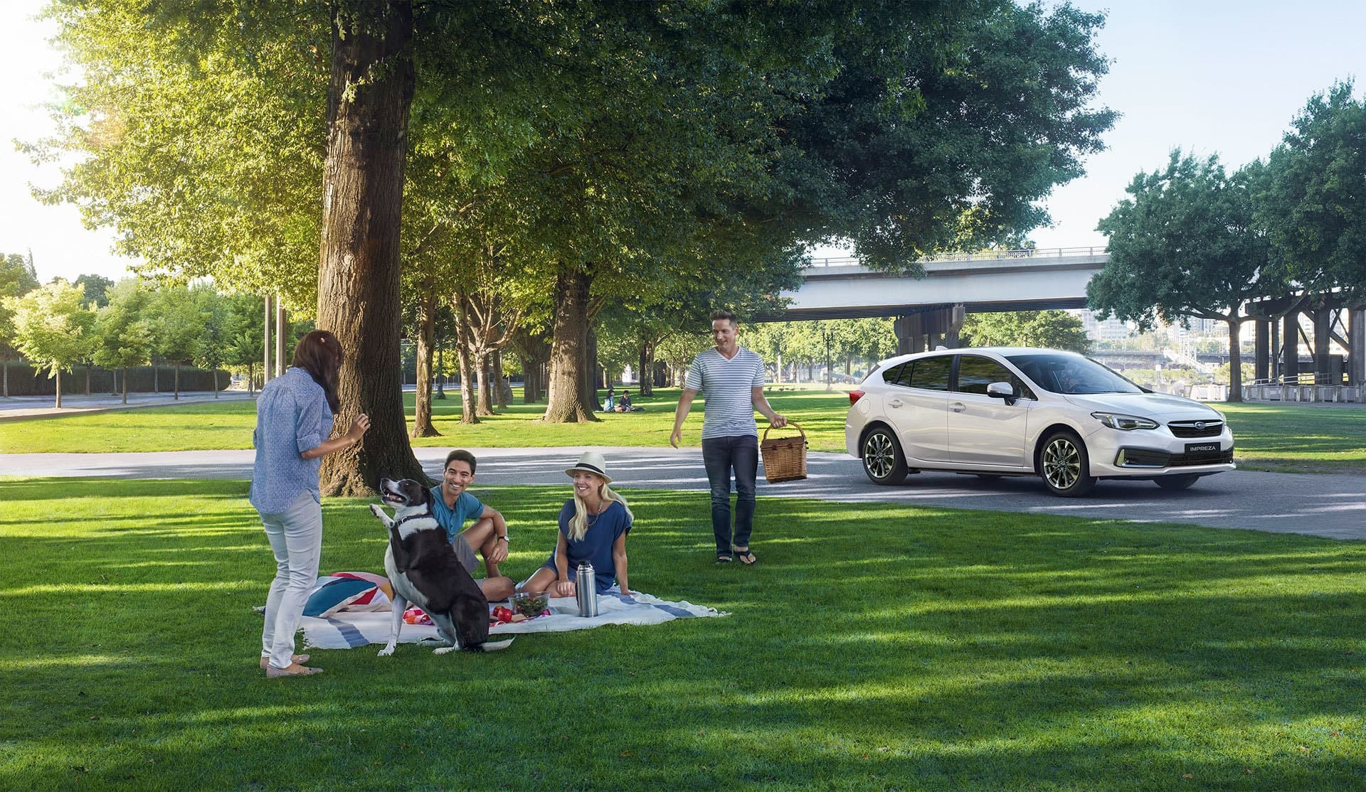 Impreza blanco, complemento ideal para una jornada familiar al aire libre.