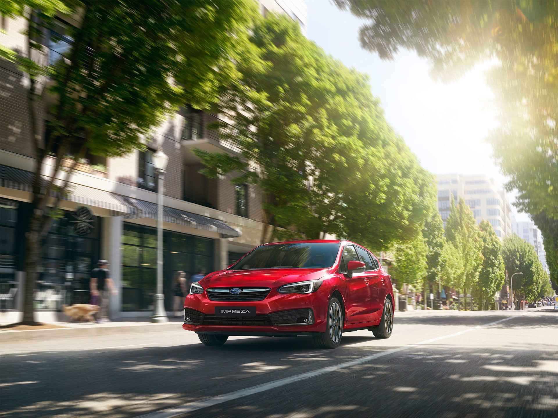 La estampa urbana se realza con la presencia del Impreza en movimiento.