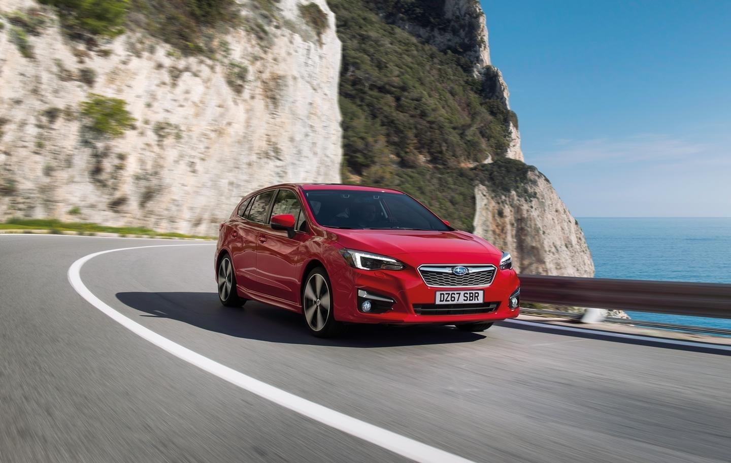 Dinamismo y estética costera capturados con el Impreza en rojo.