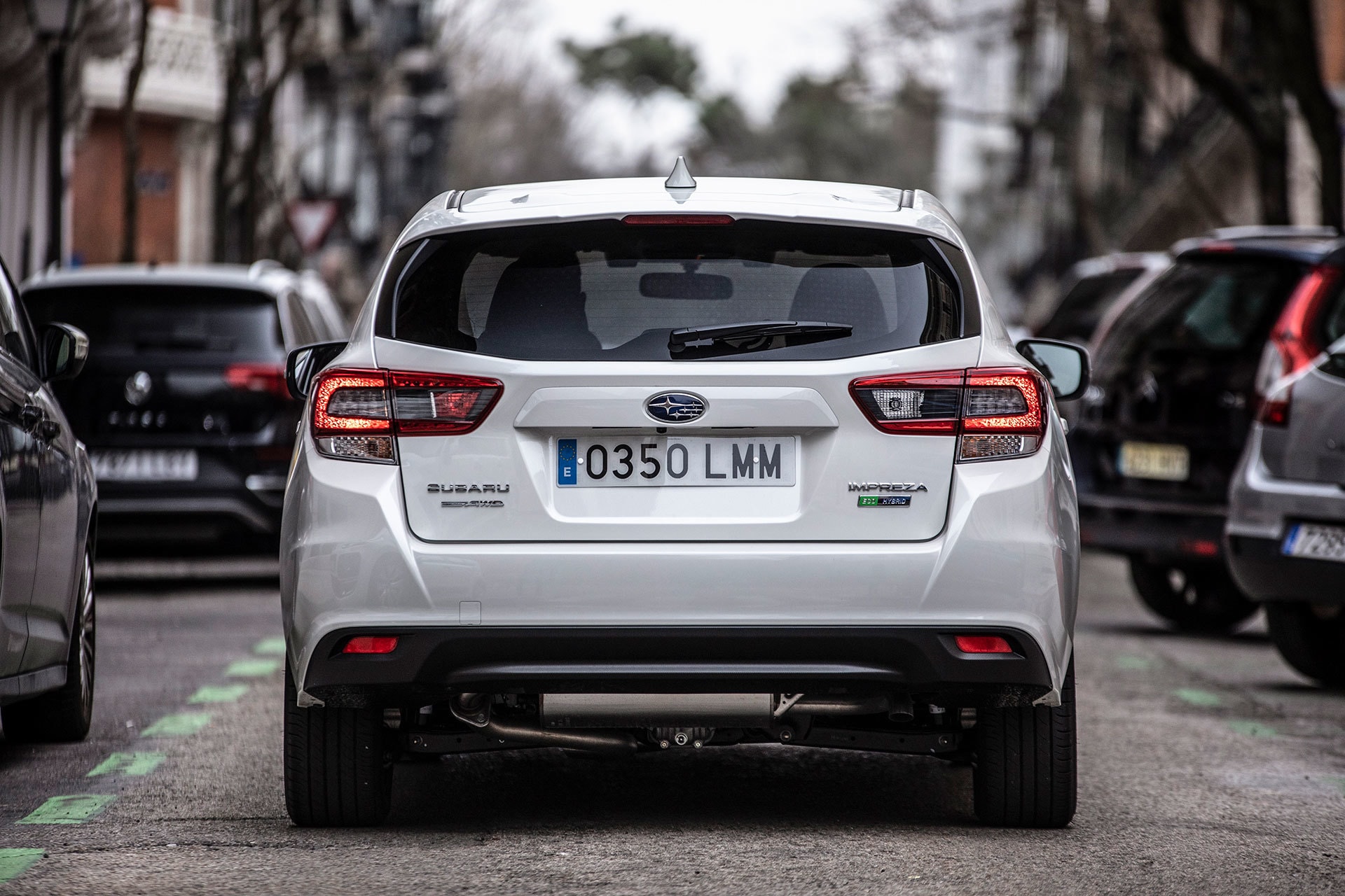 Imagen detallada de la parte trasera del Subaru Impreza híbrido.