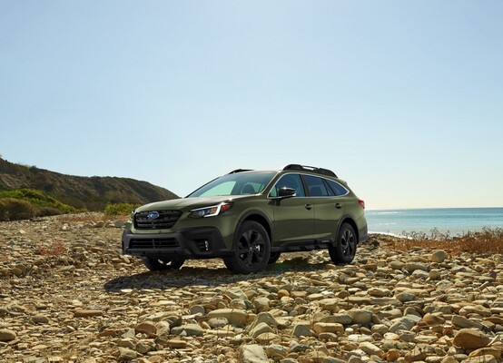 Vista lateral del Subaru Outback en un entorno costero.