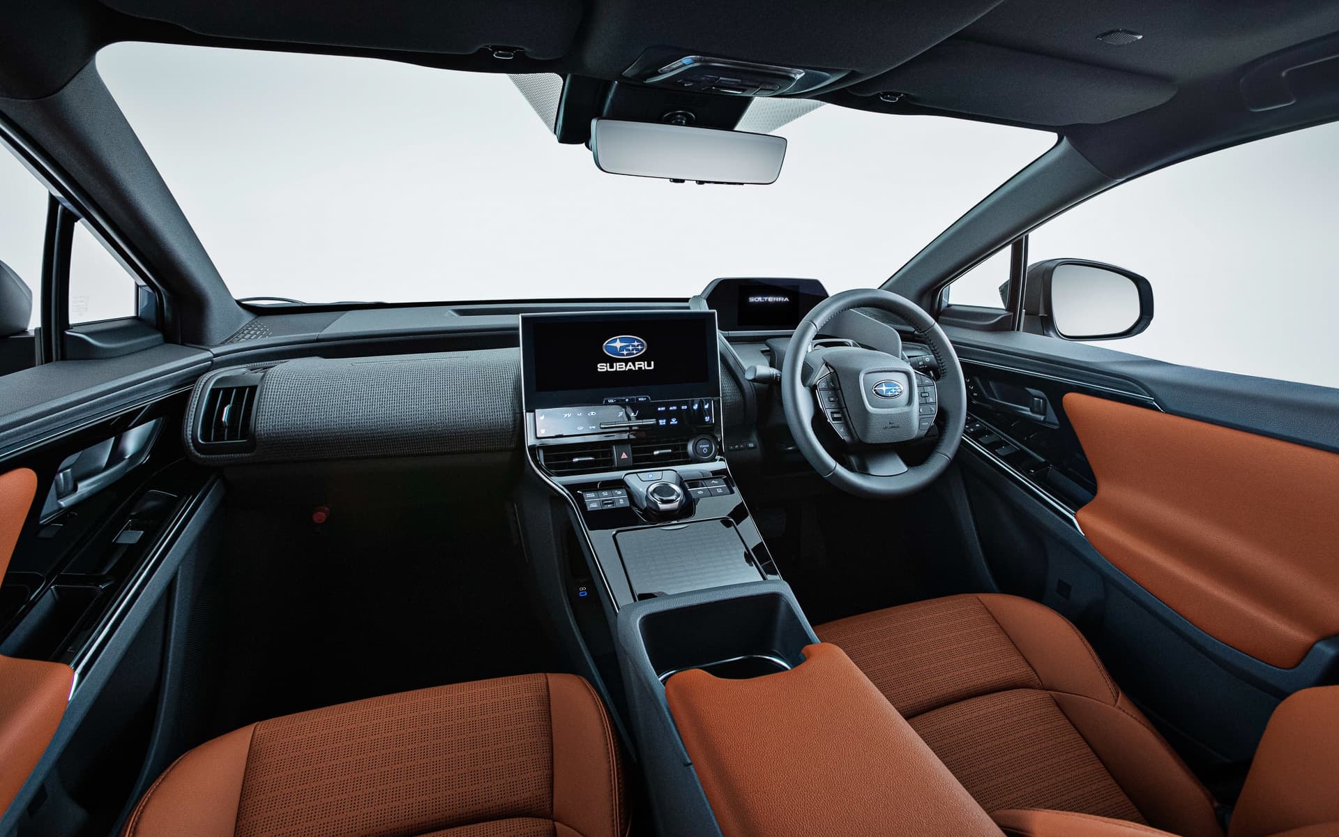 Vista general del interior del Subaru Solterra, destacando el sistema de infoentretenimiento.