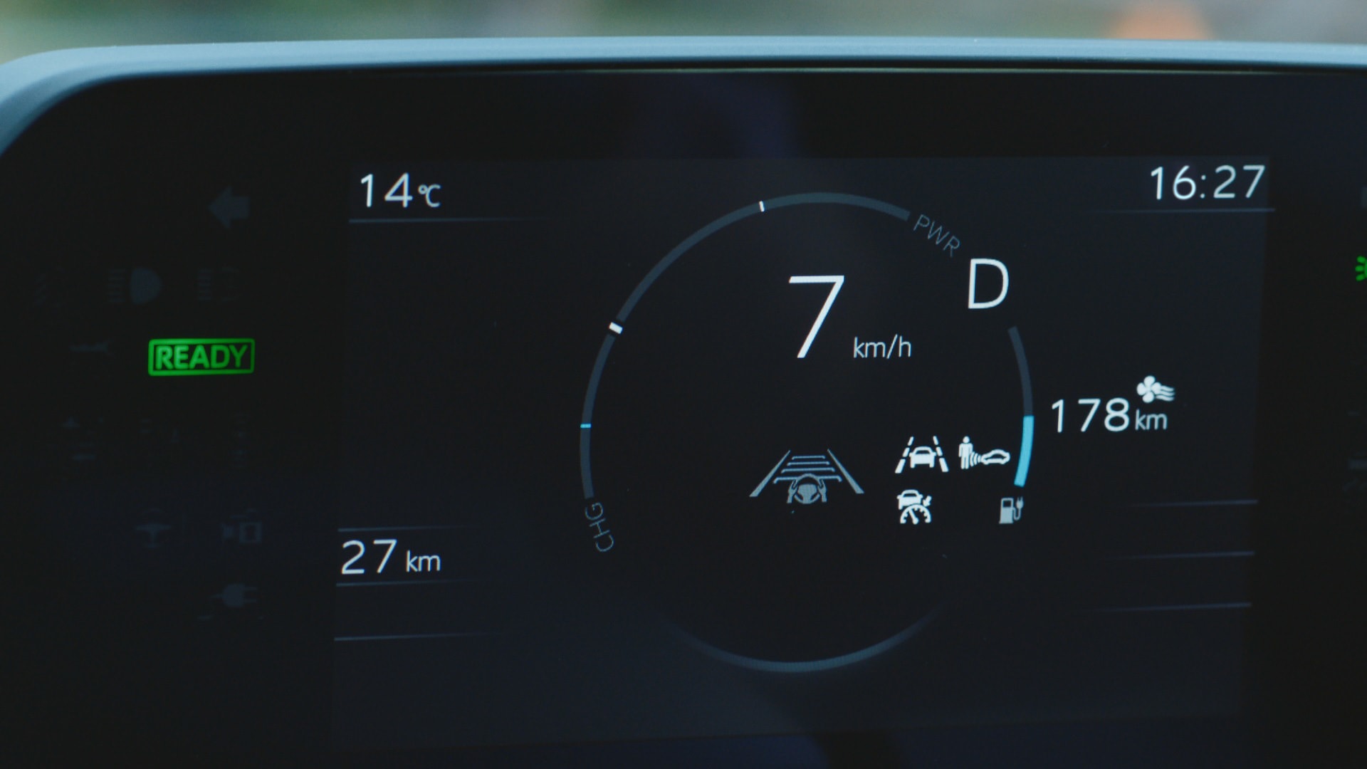 Pantalla de instrumentación digital del Subaru Solterra, clara e informativa.