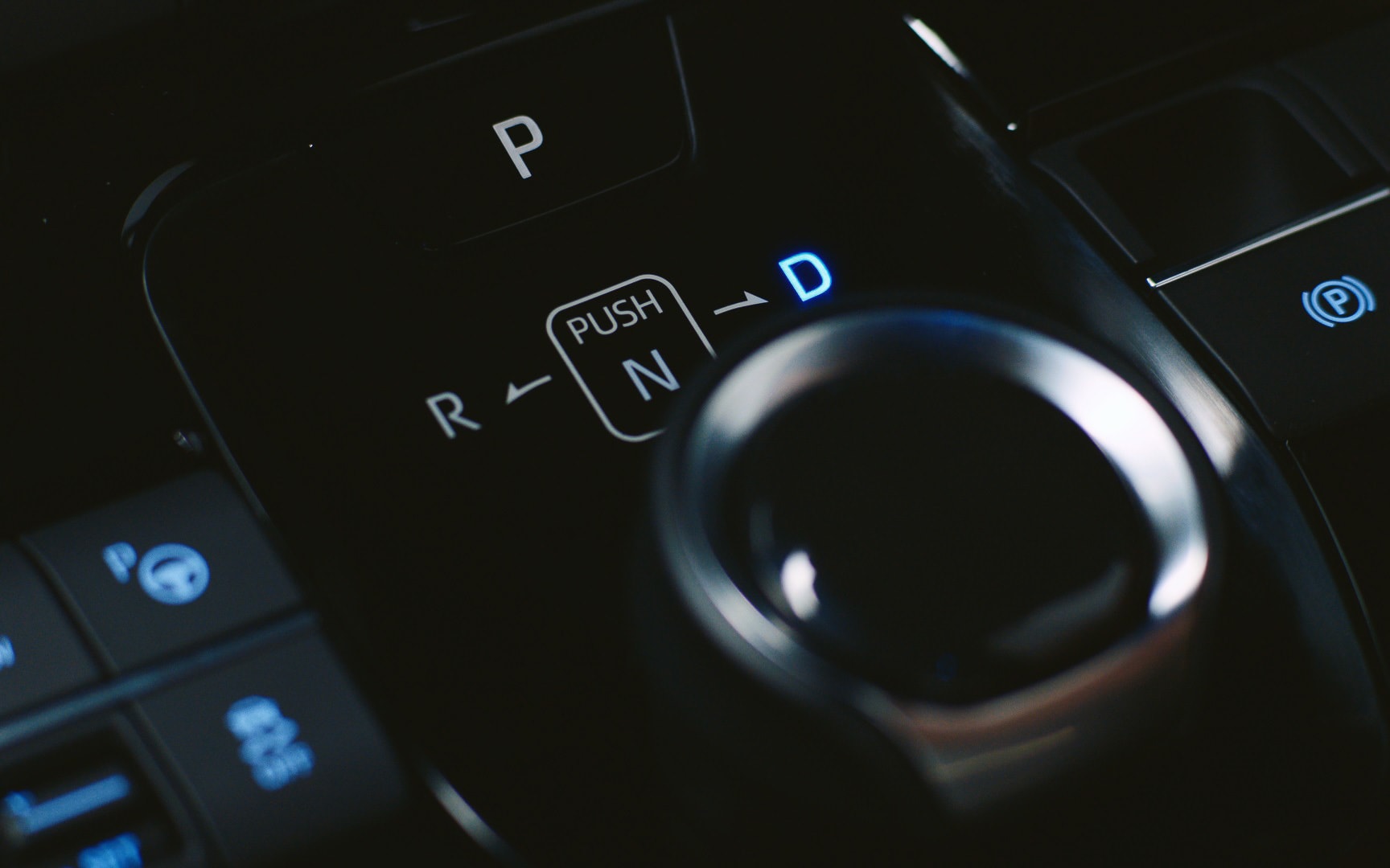 Detalle del selector de marchas electrónico del Subaru Solterra.